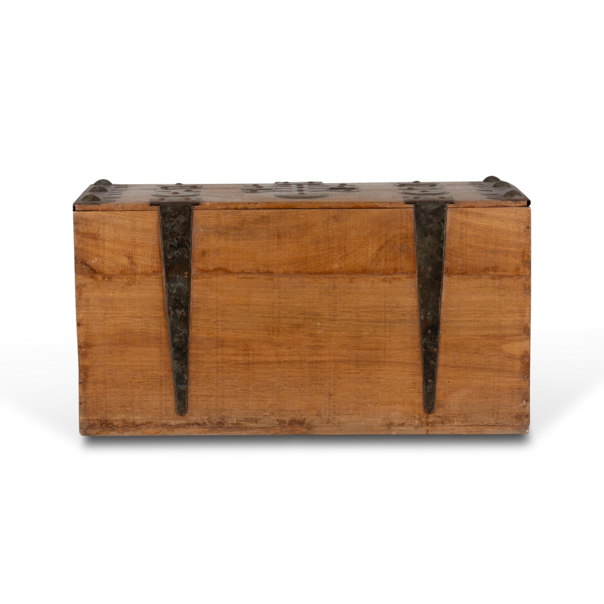 African Style Wooden Chest, 20th Century In Excellent Condition For Sale In Saint-Ouen, FR
