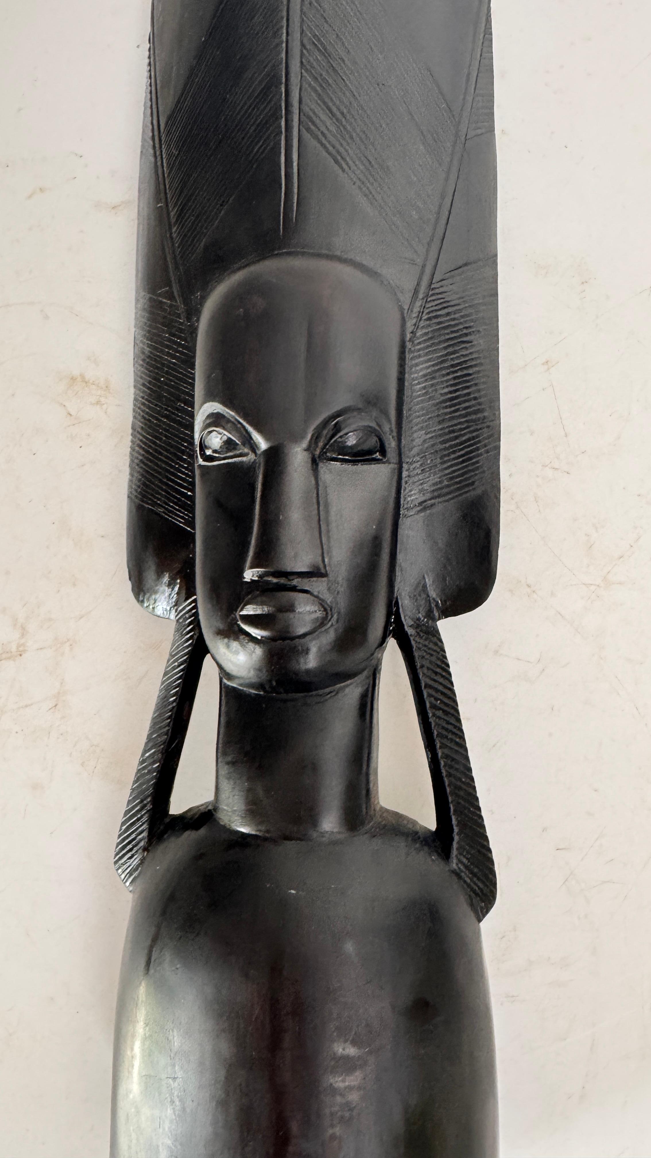 Scultura di legno in stile africano raffigurante una donna con copricapo rituale - Francia, 20° secolo in vendita 3