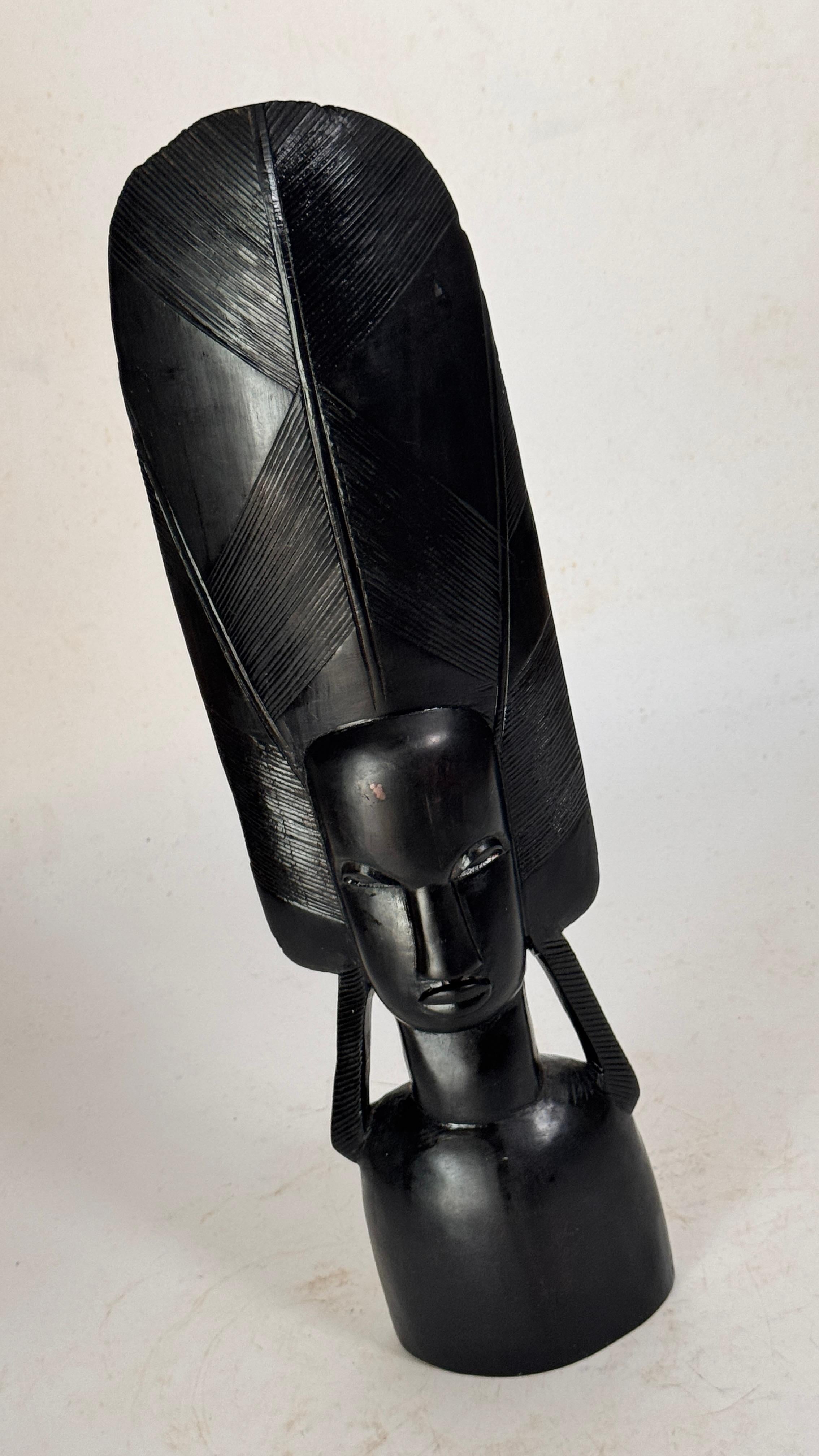 Scultura di legno in stile africano raffigurante una donna con copricapo rituale - Francia, 20° secolo in vendita 7