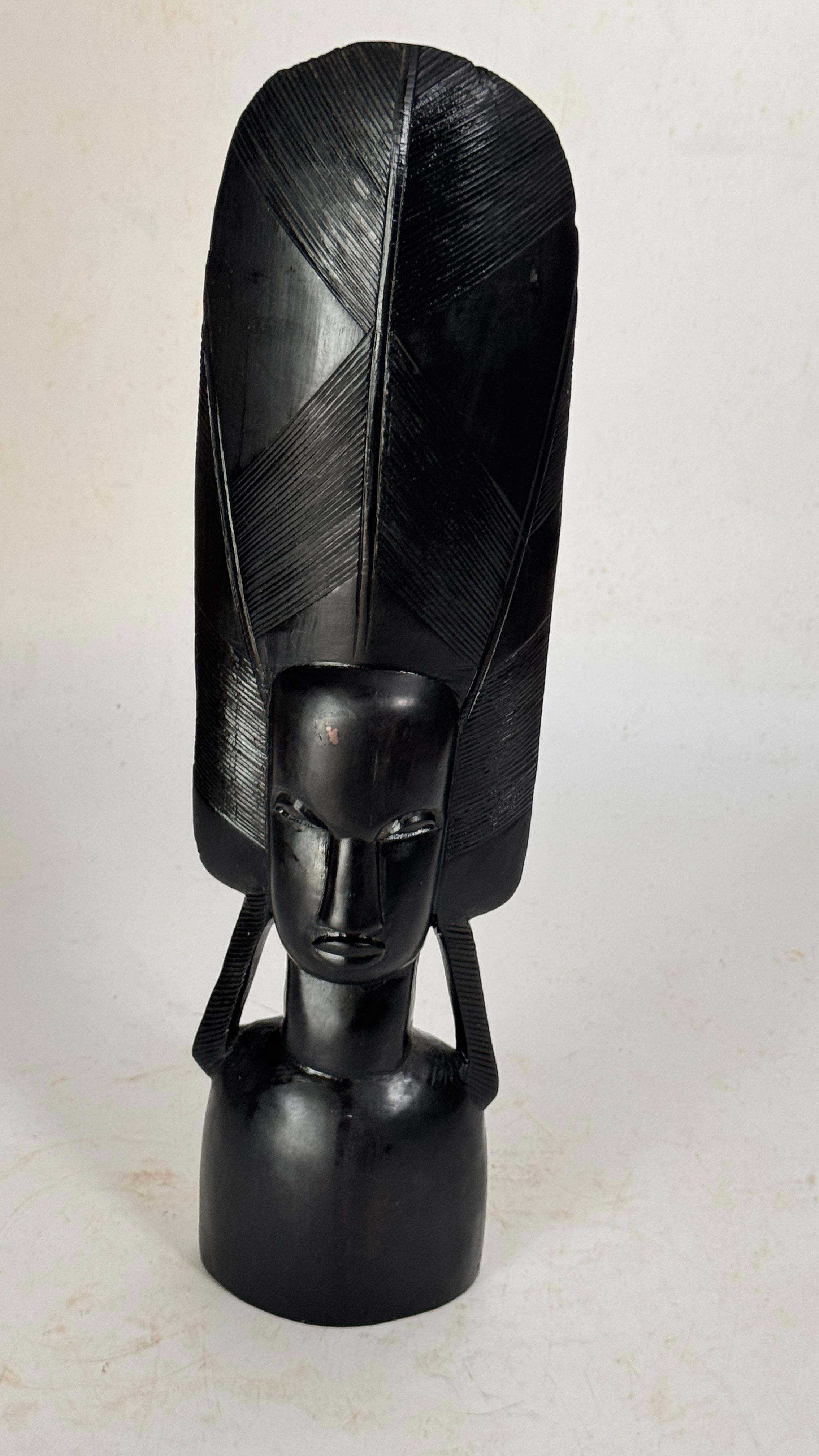 Scultura di legno in stile africano raffigurante una donna con copricapo rituale - Francia, 20° secolo in vendita 8