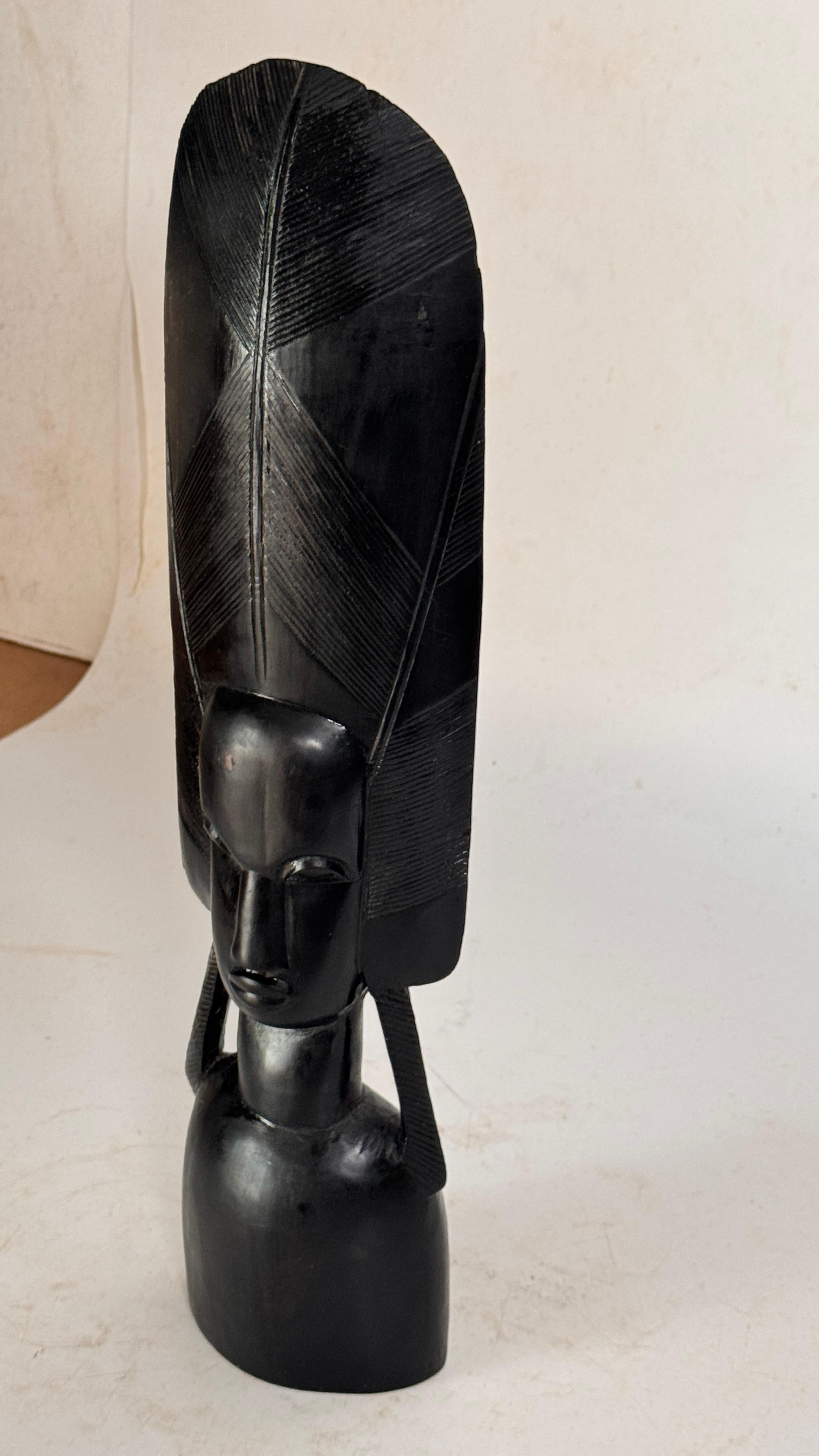 Scultura di legno in stile africano raffigurante una donna con copricapo rituale - Francia, 20° secolo in vendita 9