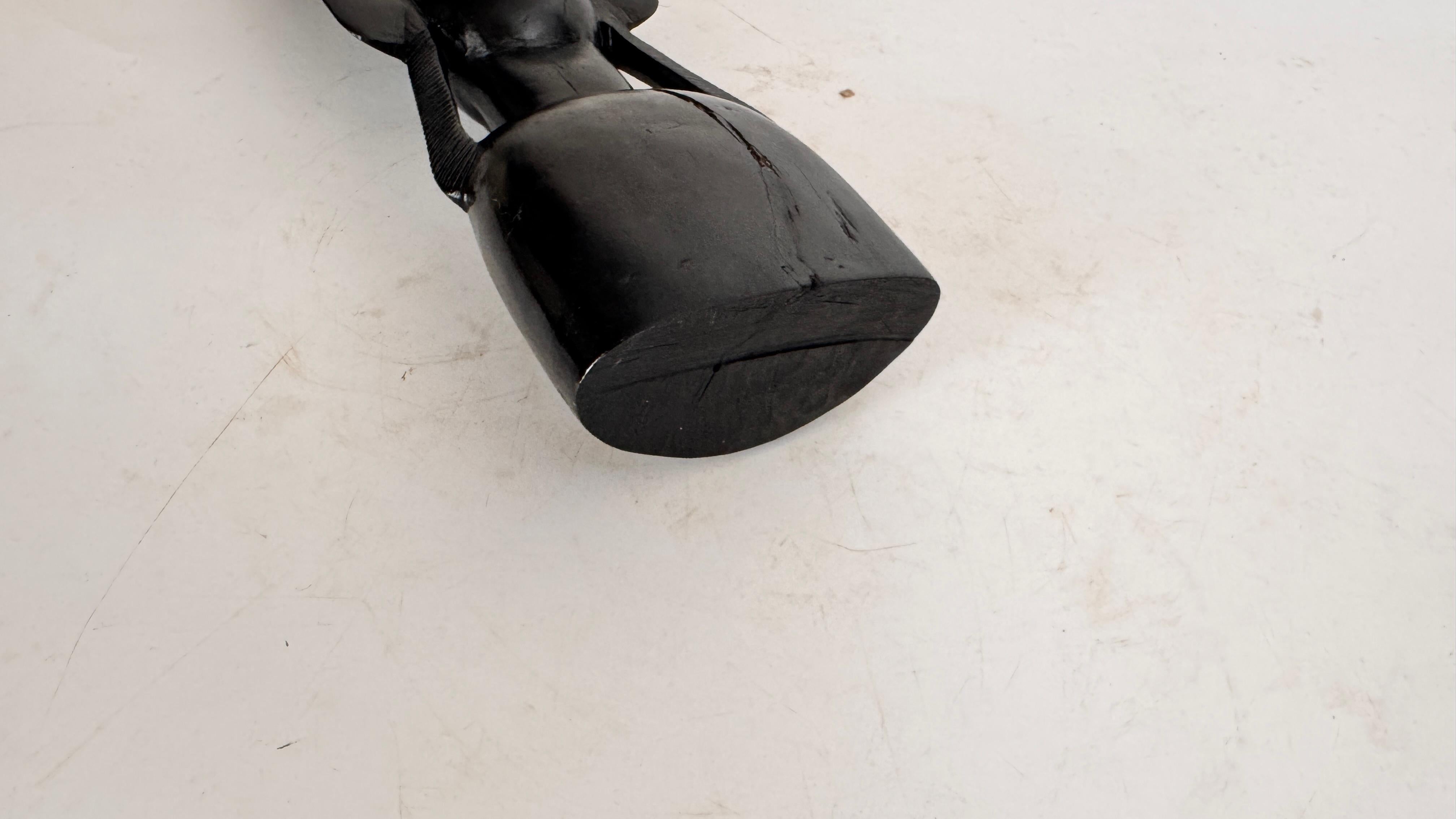 Scultura di legno in stile africano raffigurante una donna con copricapo rituale - Francia, 20° secolo In condizioni buone in vendita a Auribeau sur Siagne, FR