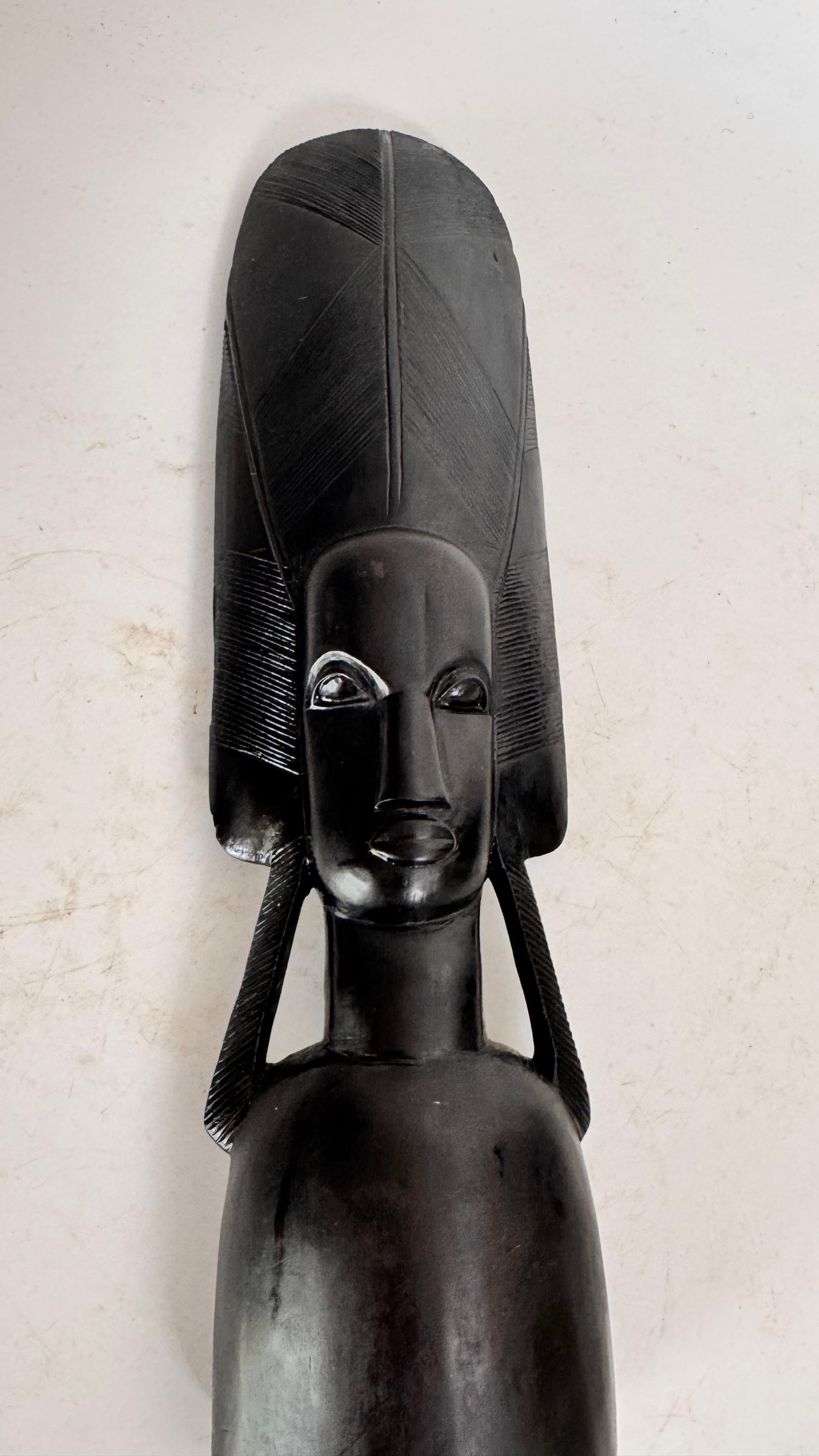 Scultura di legno in stile africano raffigurante una donna con copricapo rituale - Francia, 20° secolo in vendita 1