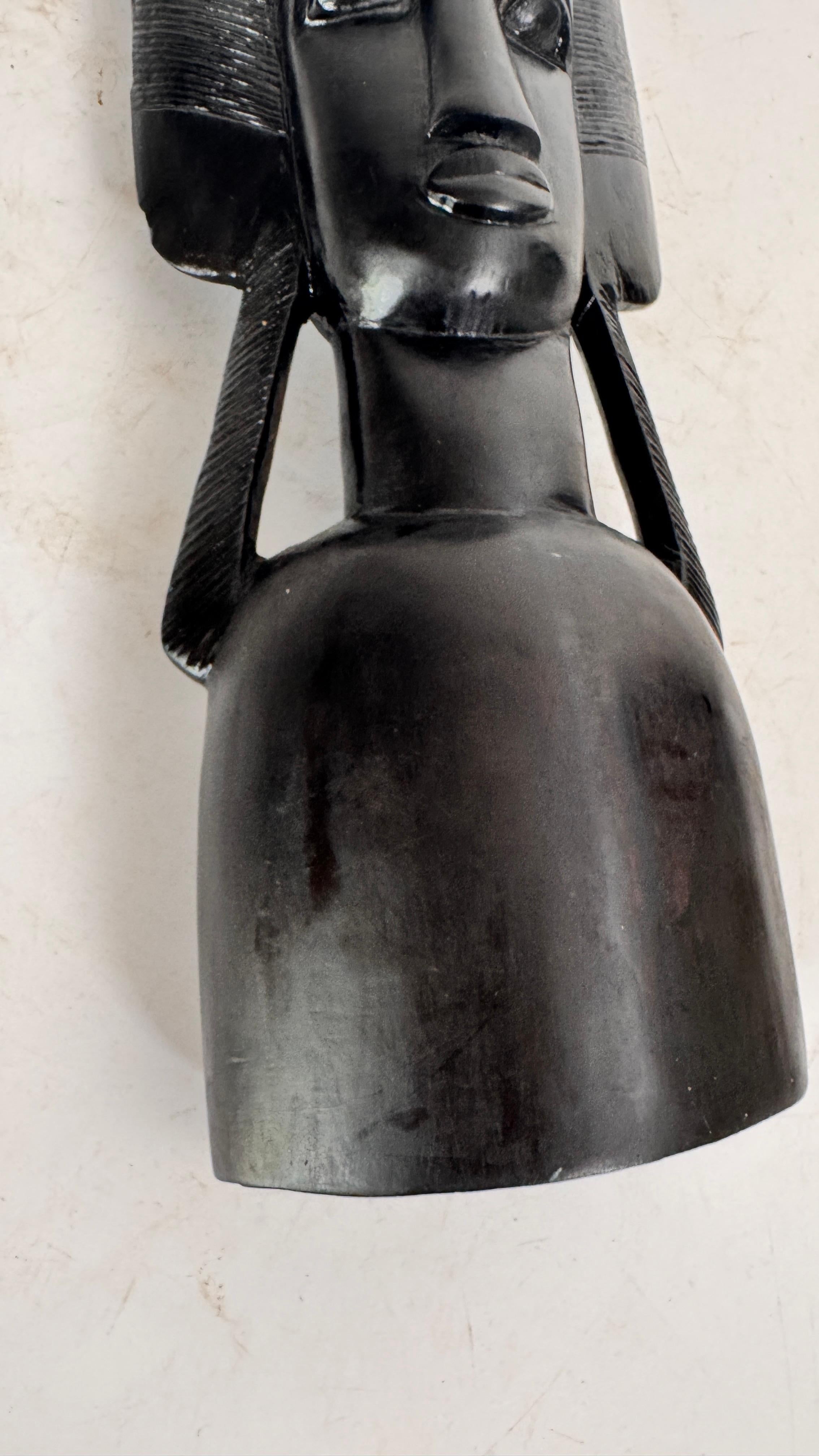 Scultura di legno in stile africano raffigurante una donna con copricapo rituale - Francia, 20° secolo in vendita 2