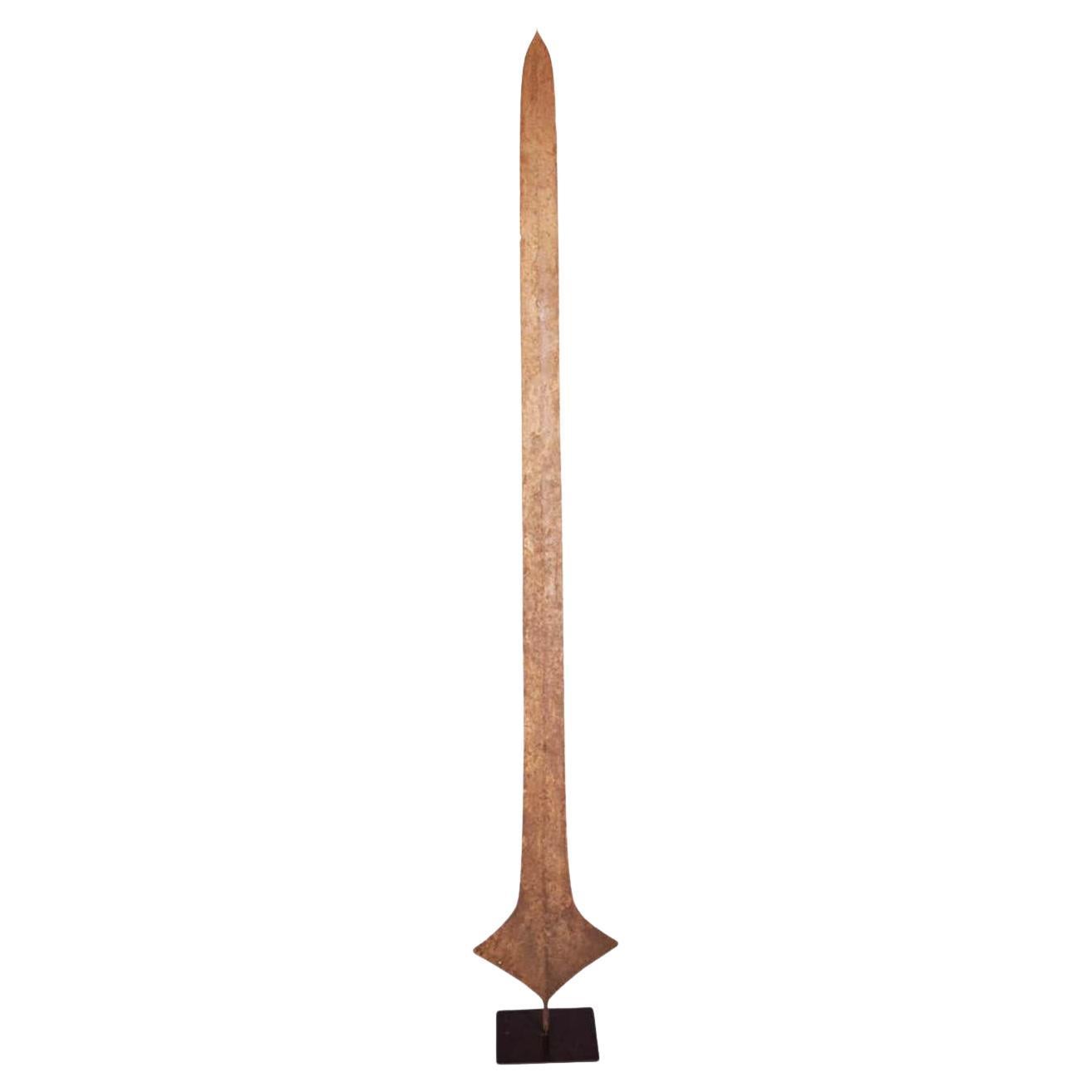 Afrikanisches Schwert auf einem zeitgenössischen Ständer, 19. Jahrhundert im Angebot