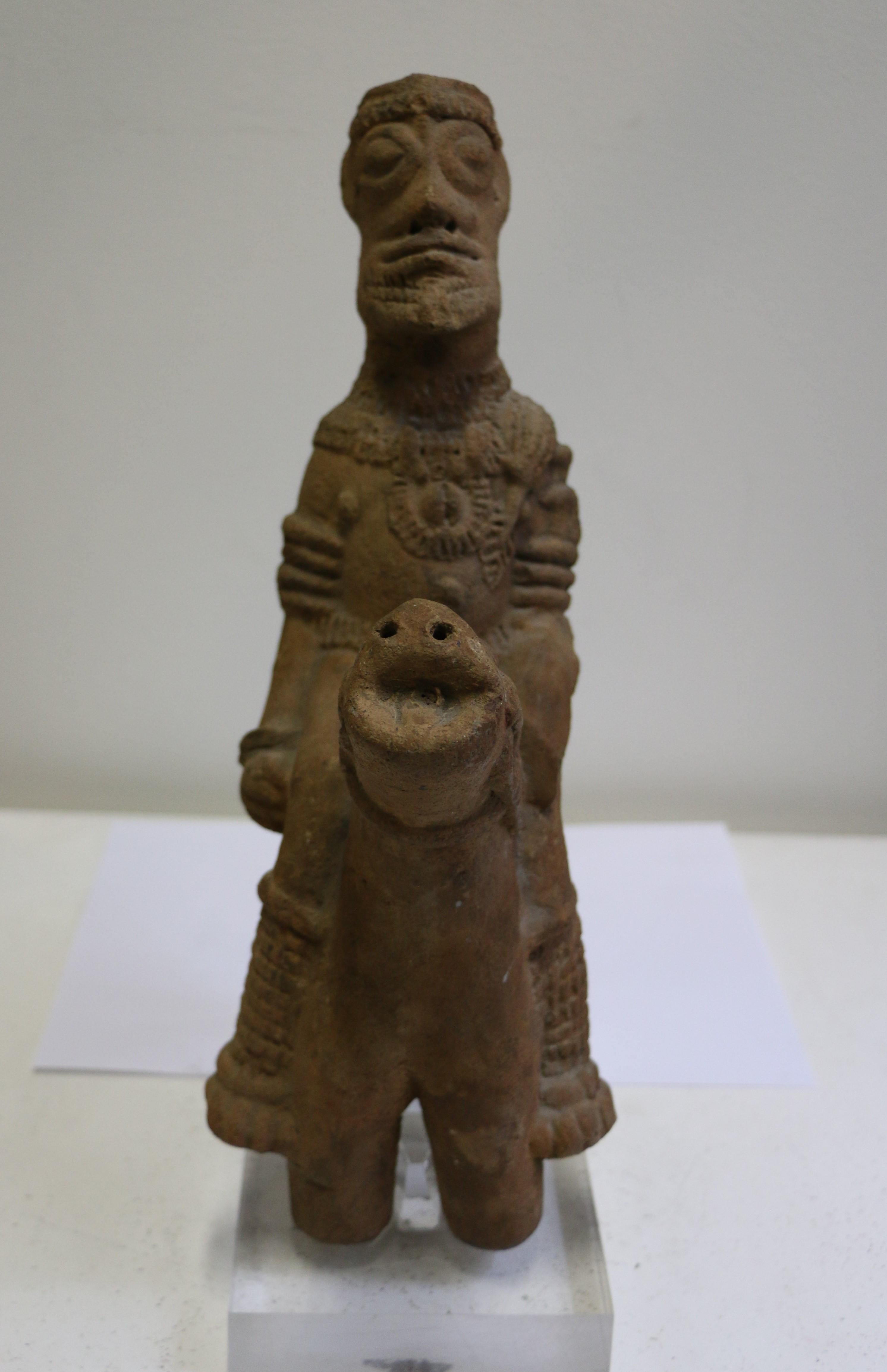 Außergewöhnliche antike afrikanische Stammeskunst Terrakotta-Skulptur, die einen Reiter auf seinem Pferd darstellt. Er stammt aus dem 14. bis 15. Jahrhundert n. Chr. und seine Datierung wurde durch einen Thermolumineszenztest bestätigt