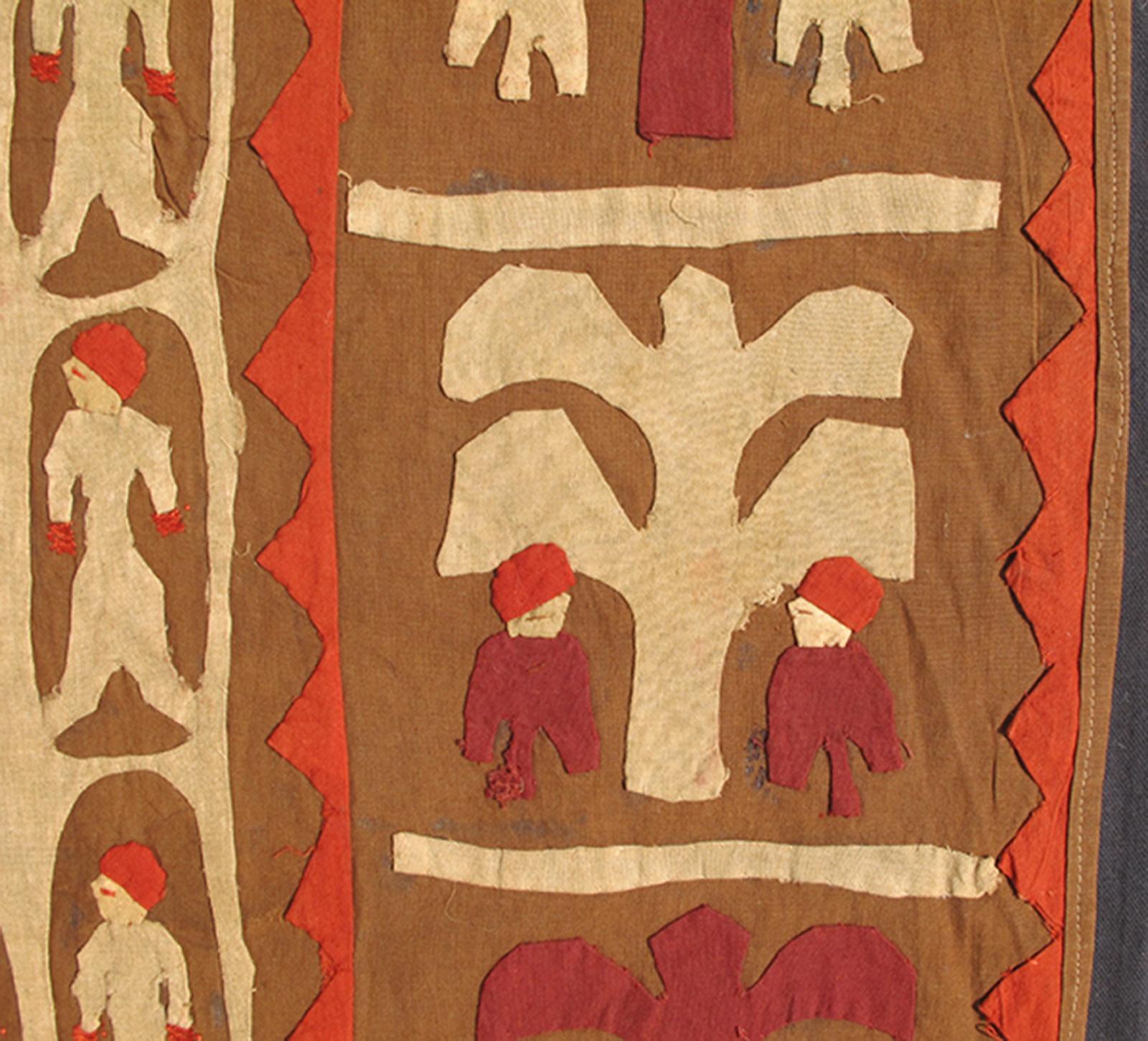 Tapis africain avec dessin géométrique rendu en motifs tribaux, animaux, personnes à cheval, tapis S12-0606, pays d'origine / type : Maroc / Tribal, circa 1920.

Fabriqué au début du XXe siècle, ce magnifique textile africain ancien présente un