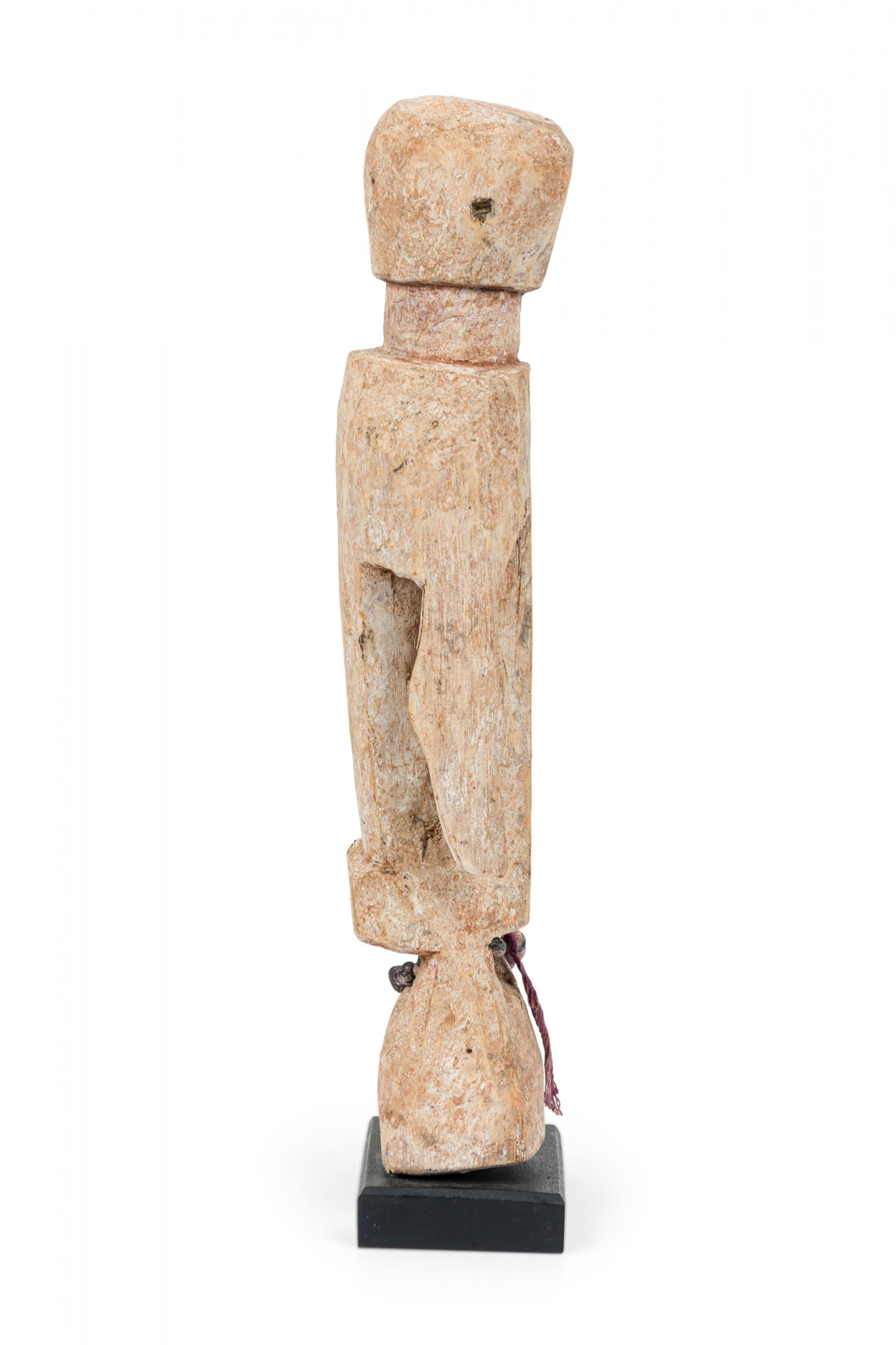 Sculpté Togo africain 20e siècle Figure Legba Aja en bois sculpté sur pied en vente