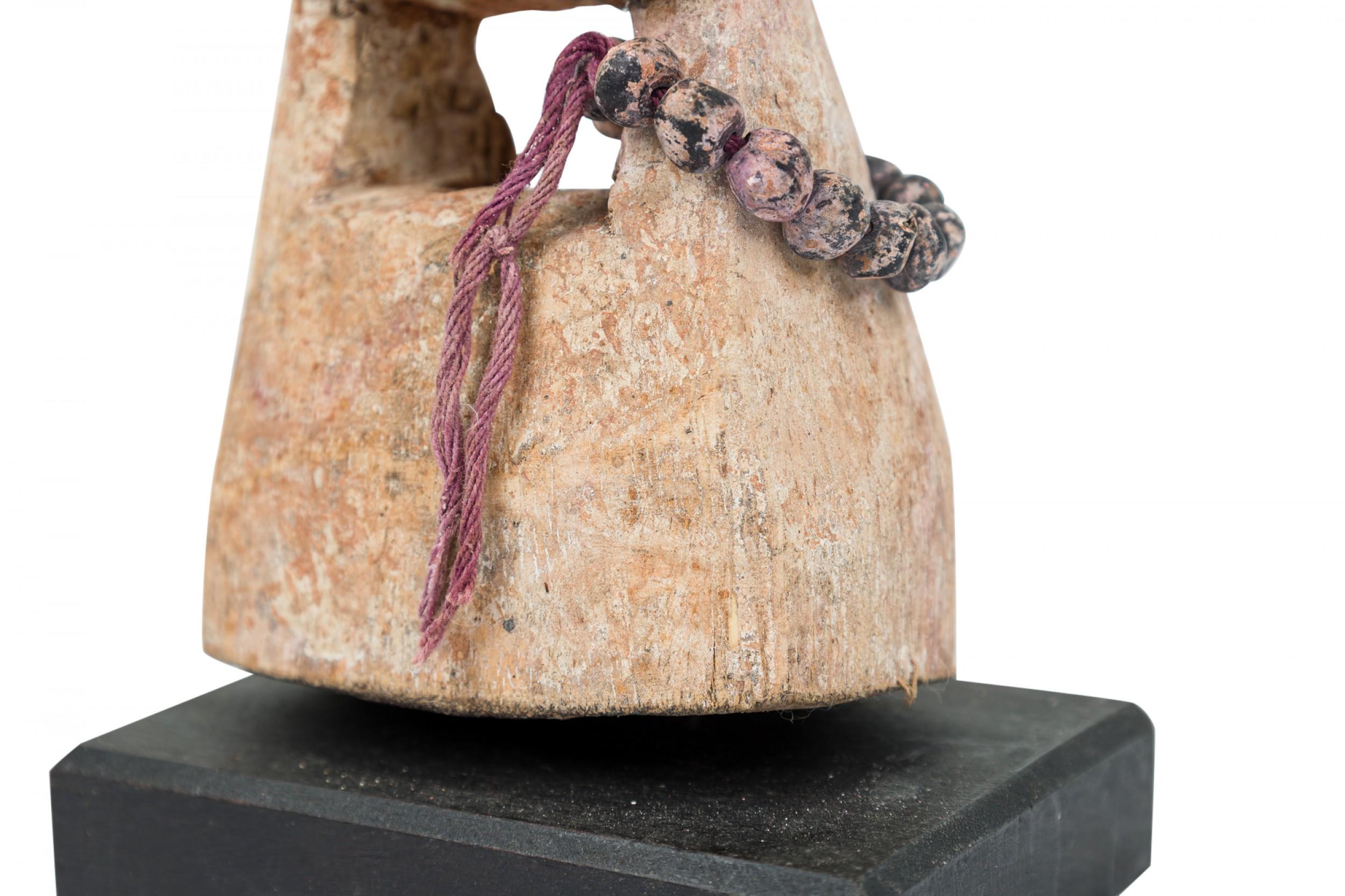 Perles Togo africain 20e siècle Figure Legba Aja en bois sculpté sur pied en vente