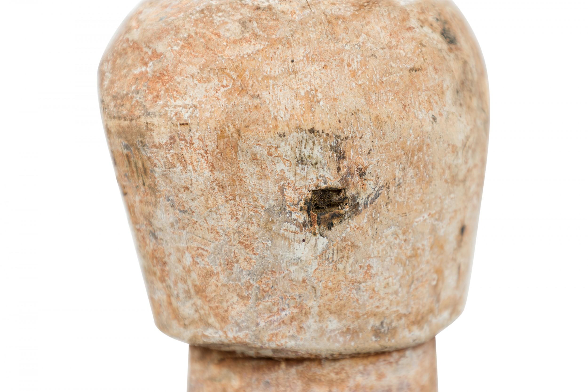 Togo africain 20e siècle Figure Legba Aja en bois sculpté sur pied en vente 1