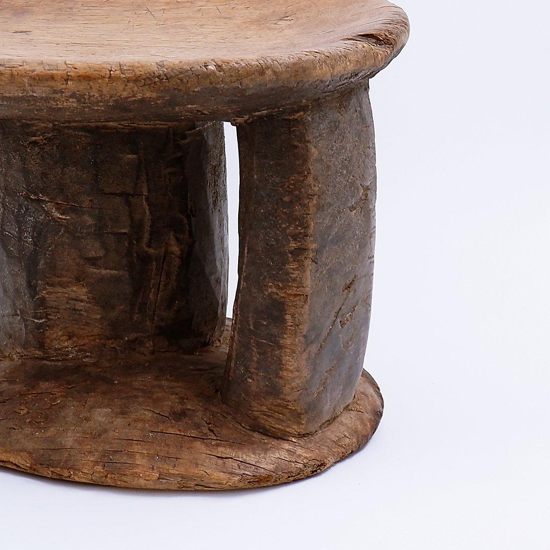 Afrikanischer TONGA-Hocker mit Griff
Tribal Art - Brutalistische Dekoration - Holzhocker
Maße: Ø 34cm H: 21cm 
MATERIAL : Holz 
Dieser Hocker ist antik und hat eine starke Patina, die seine Verwendung als tragbarer Sitz in Simbabwe zeigt. Er ist aus