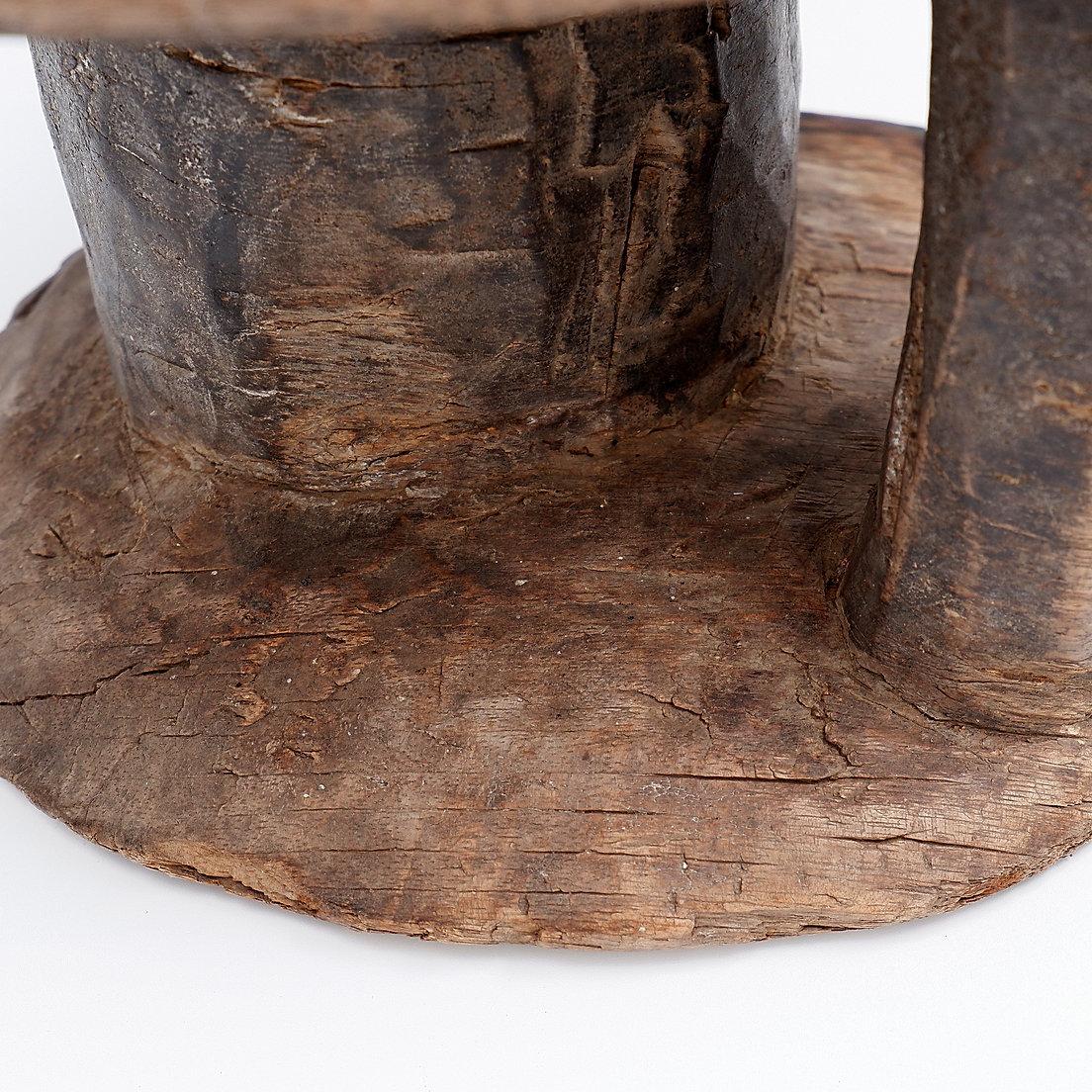 Afrikanischer TONGA-Hocker mit Griff - 20. Jahrhundert (Geschnitzt) im Angebot