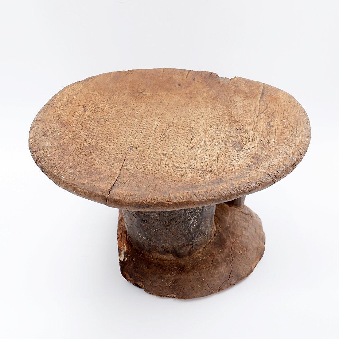 Afrikanischer TONGA-Hocker mit Griff - 20. Jahrhundert (Holz) im Angebot