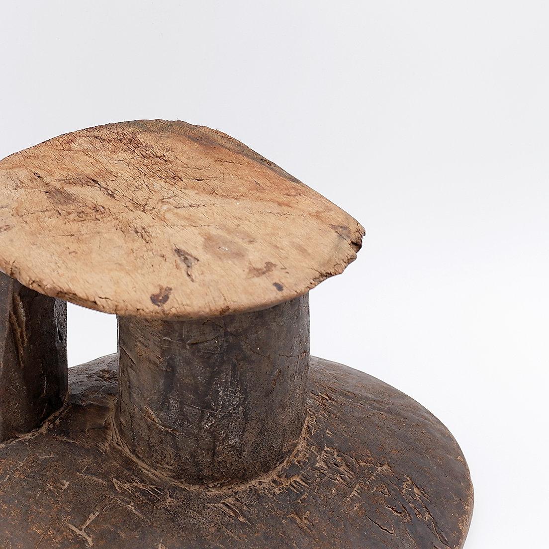 Afrikanischer TONGA-Hocker mit Griff - 20. Jahrhundert im Angebot 3