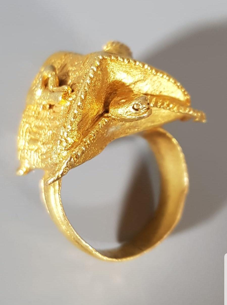 Ghanaian African Tribal Art Ashanti Chiefs Gold ring with Turtle For Sale