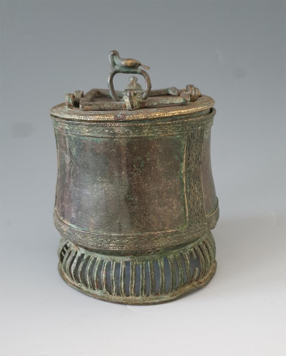 Fine Ashante bronze Kuduo.
The Ashanti Kuduo was made for storing important objects such as gold dust gold jewelry and ornaments
The Ashanti and Akan people of Ghana have been trading gold in the west African regions for millennia
Period: 18th