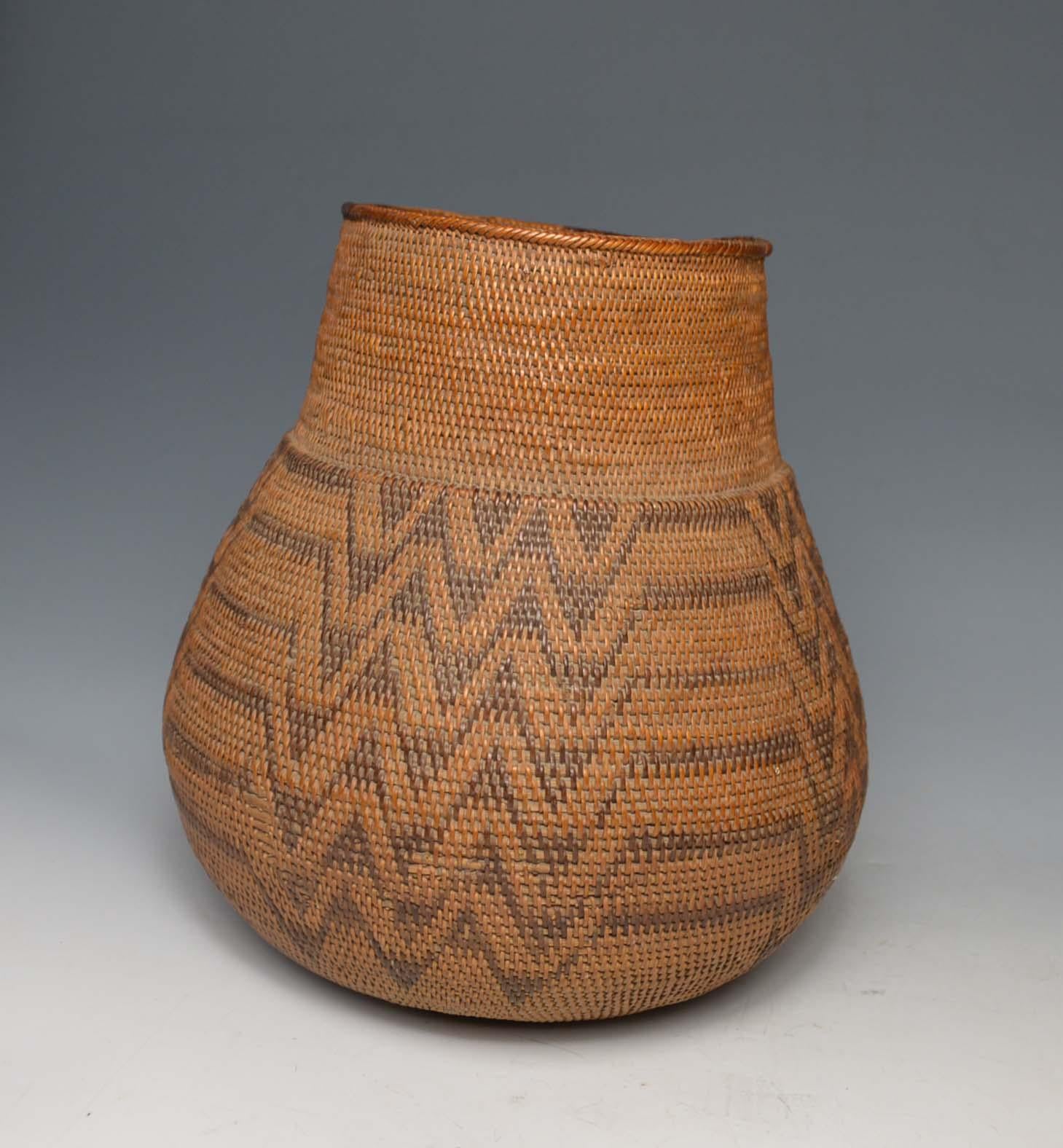 African Tribal Art fine large antique Barotse basket
Very fine large old Ba Rotse basket from Zambia
Period: Early 20th century
Measures: Height 28 cm width 25 cm
Condition: good
Ex Scottish collection.