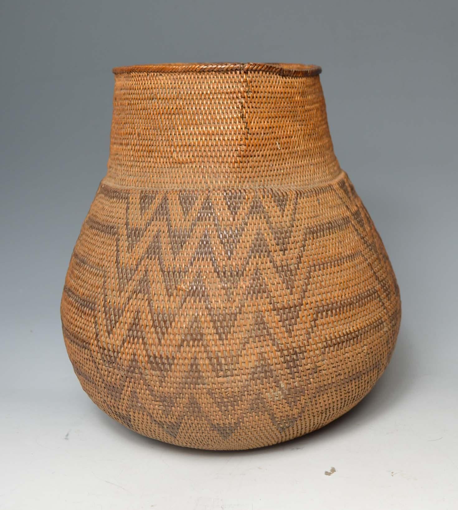 African Tribal Art Fine Large Antique Barotse Basket In Good Condition For Sale In London, GB