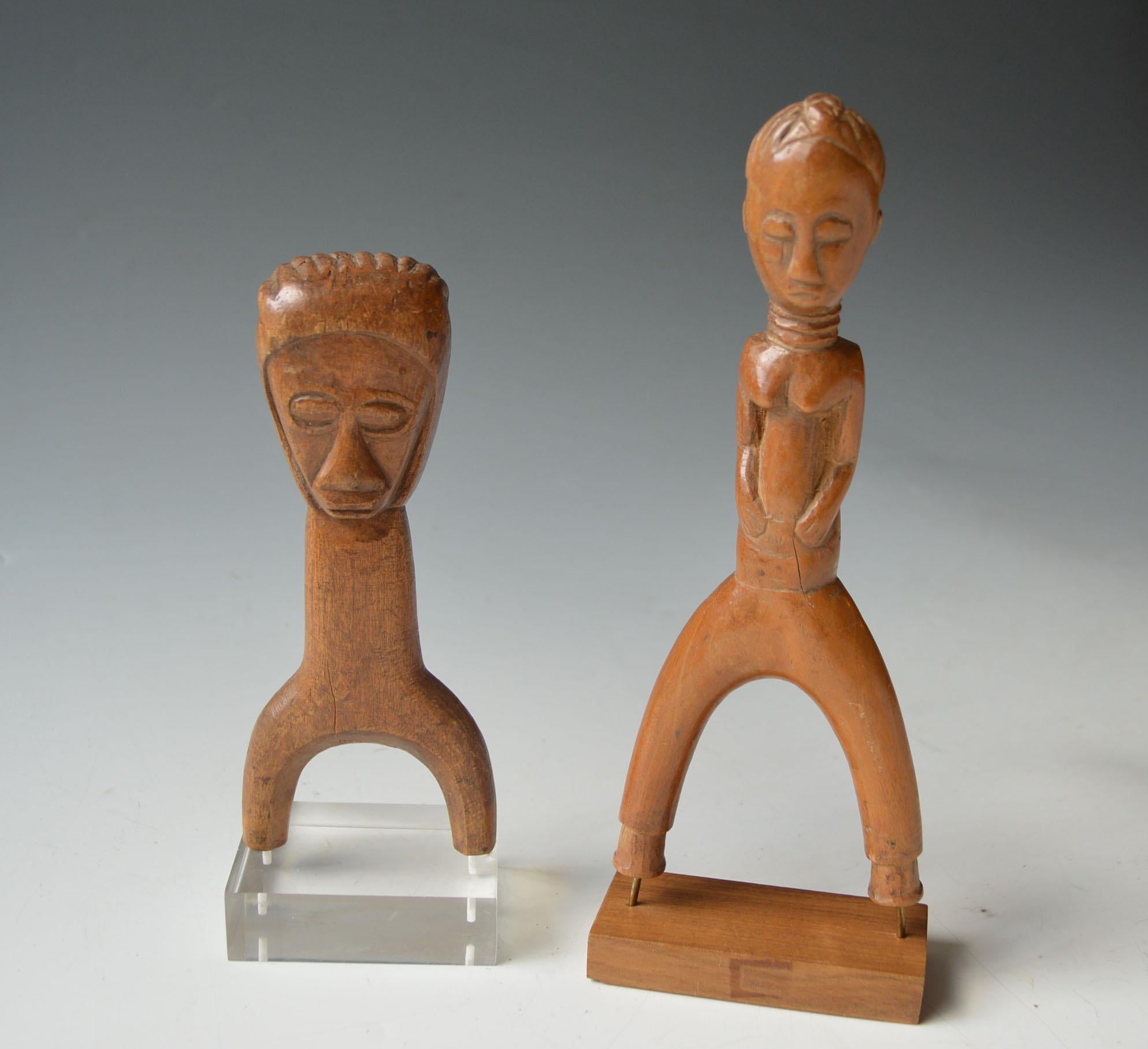 Ein schönes Paar Baule figurative Schleudern / Katapulte.
Schön geschnitzt mit figurativen Details.
Hartes Holz mit gereifter Patina.
Zeitraum: Mitte des 20. Jahrhunderts
Zustand: Gut
Maße: H 19, & 21 cm
Ex-italienische Sammlung.
