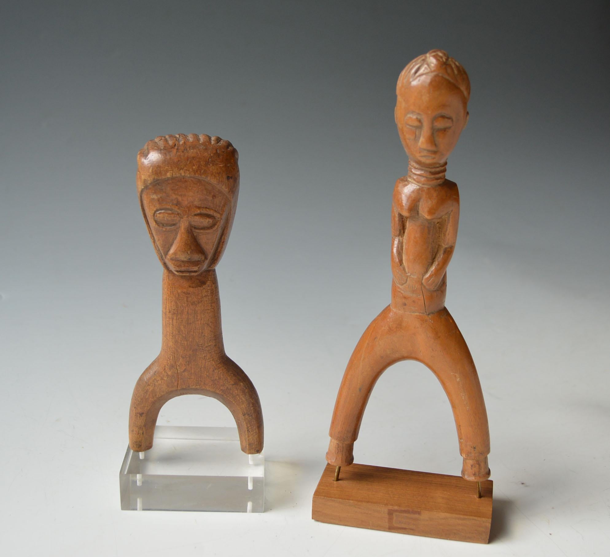 Intagliato a mano Tribal Art africana Coppia di fionde Baule di pregevole fattura in vendita