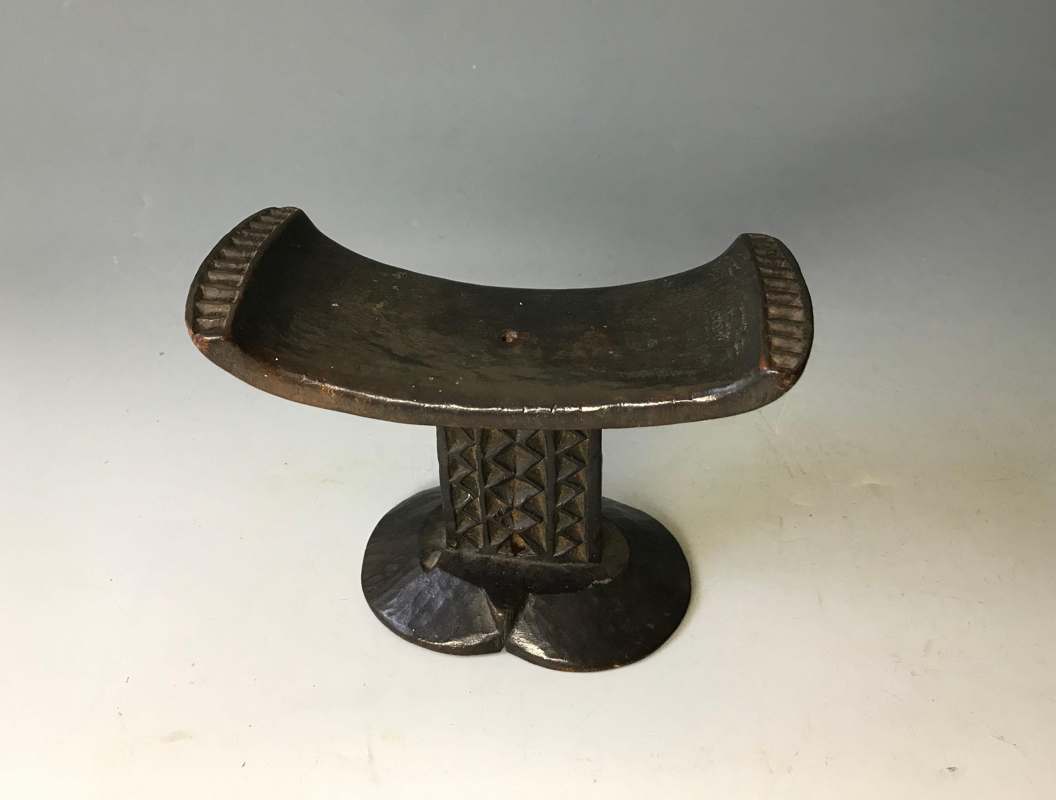A fine shona head rest neck rest
Raised on a single central pillar finely carved with geometric designs
Shona Zimbabwe
Measures: Height 5 inches, width 6 inches 12.5 x 15 cm approx.
Period late 19th century
Ex Belgian Collection

The Shona