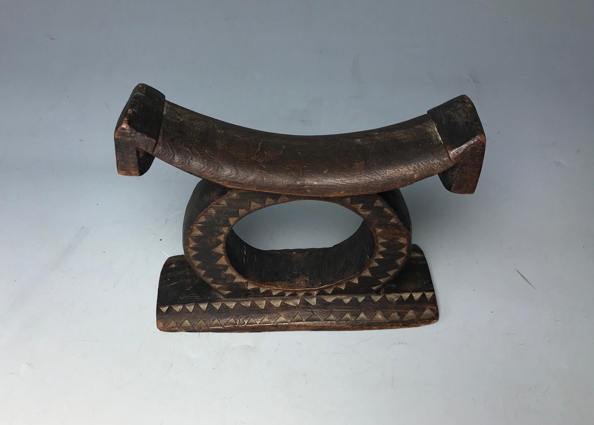 A fine Zulu head rest neck rest.
Raised on a circular central pillar with geometric lozenge shaped carving.
Measures: 17 x 12 x 5 cm approx.
Period late 19th century
Ex UK Collection

The Zulu are well known for their finely carved headrests,