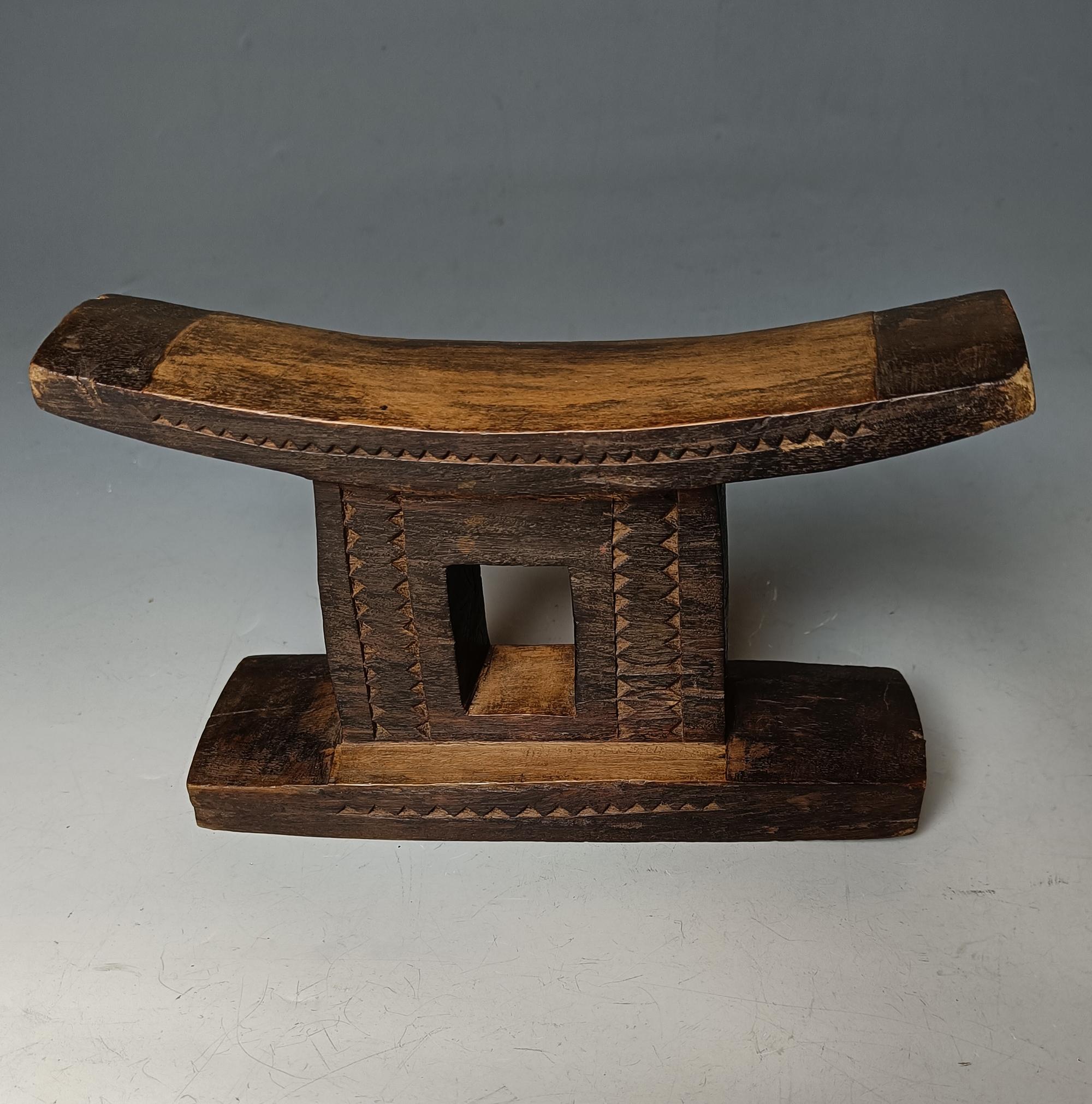A fine Zulu head rest neck rest South Africa
Raised on central pillars with geometric lozenge shaped carving all over.
Measures: 22 x 14 x 5 cm approx.
Period Early 20th century
Ex UK Collection

The Zulu are well known for their finely carved