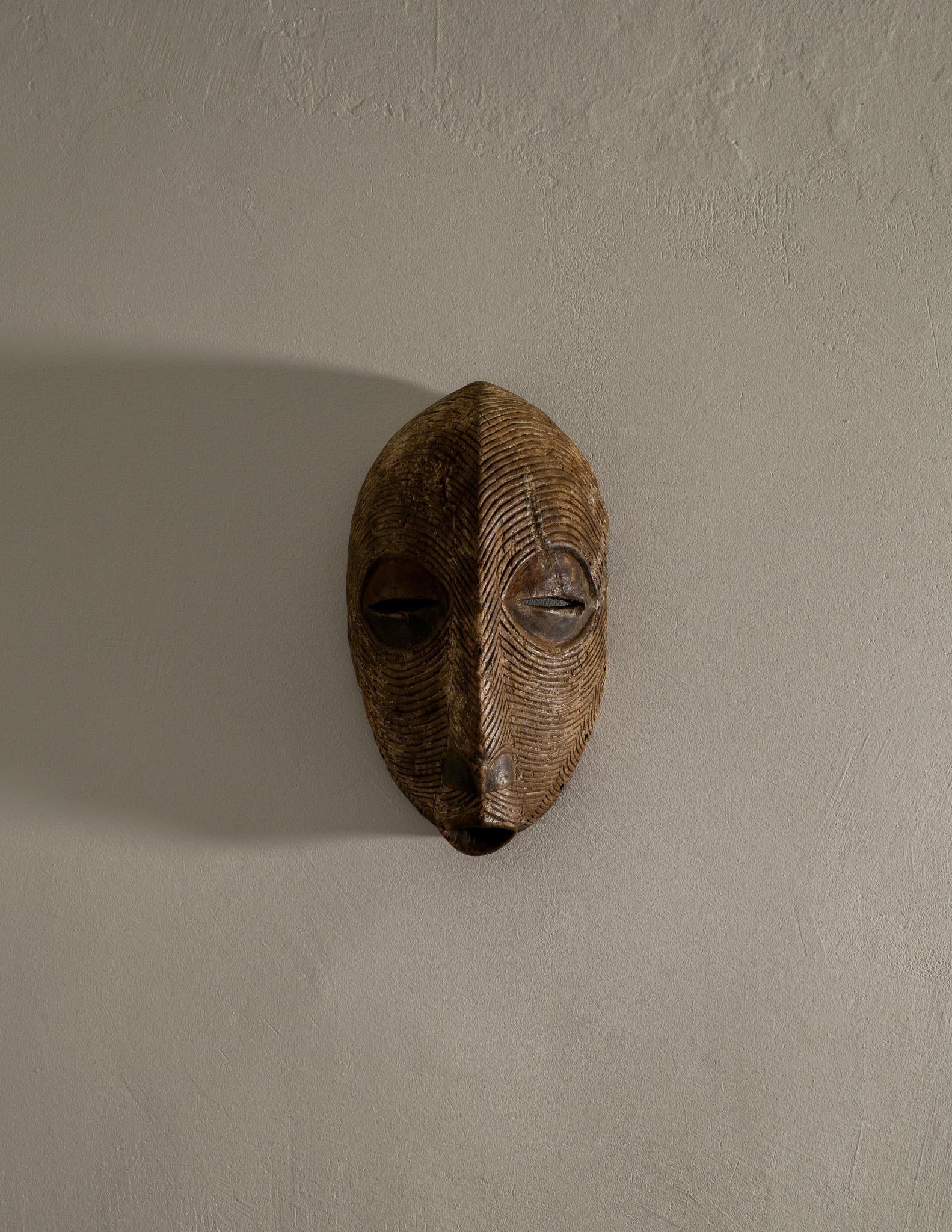 Decorative African tribal mid century wooden Kifwebe mask for wall hanging. In great vintage and original condition. Most likely produced during the 1950-1960s. 

Dimensions: H: 50 cm W: 29 cm Depth: 16 cm
