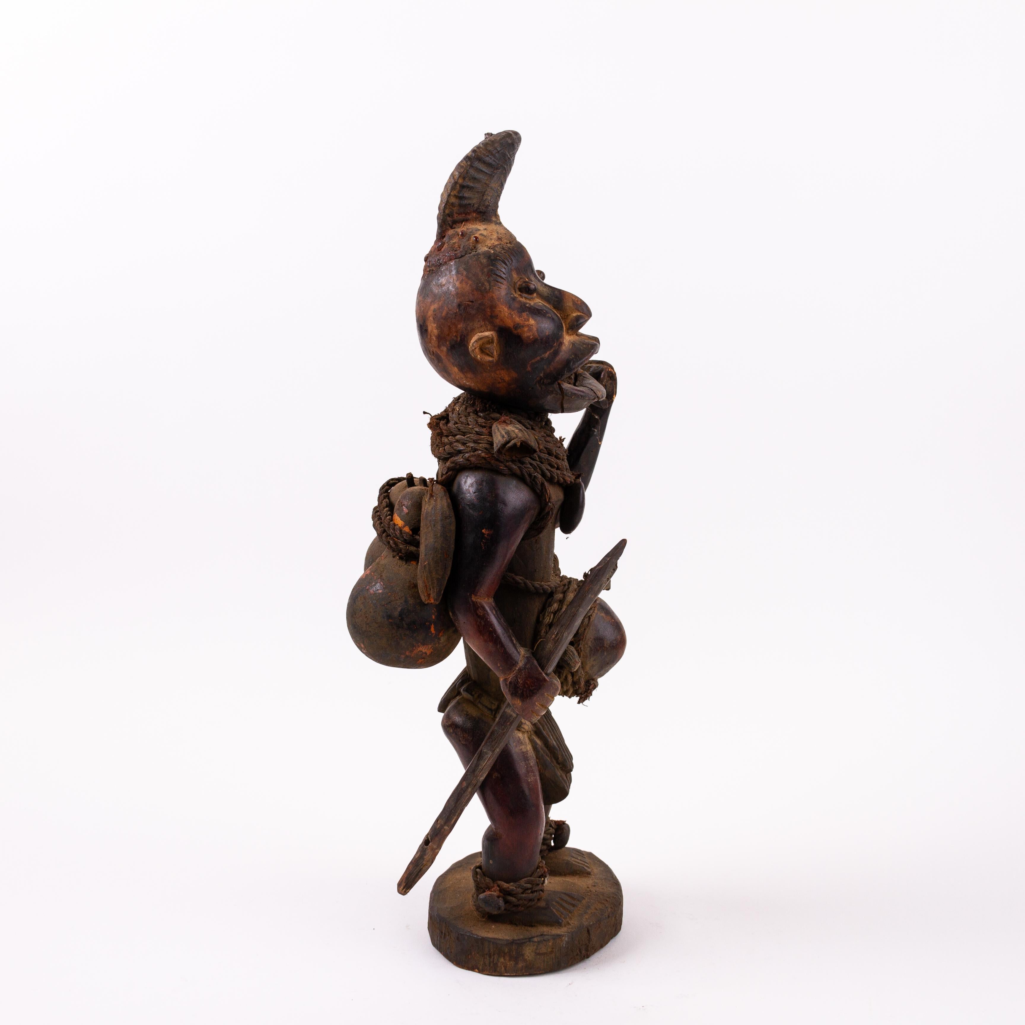 African Tribal Art Kongo-Yombe Hunter Sculpture Statue 19th Century 
Good condition overall, see photos.
From a private collection.

African Tribal Art, specifically the Kongo-Yombe Hunter Statue, is a representation of the artistic traditions and