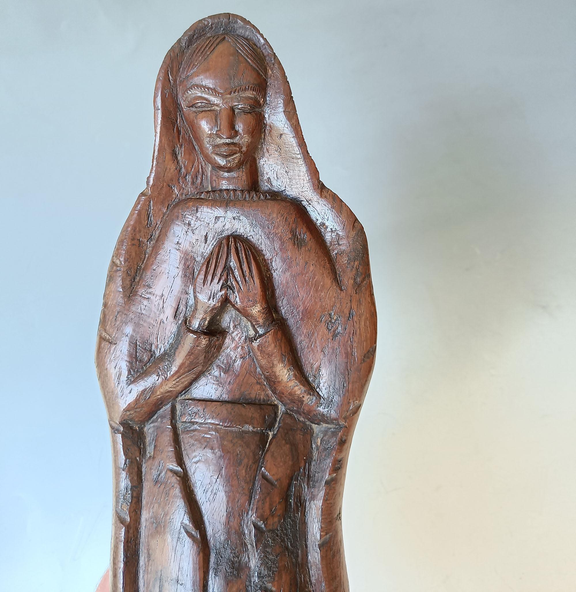 Art populaire tribal africain Makondé Madone
Grande sculpture très finement exécutée d'une Madone chrétienne africaine, la figure debout portant une longue robe et un couvre-chef, la main tenue devant en position votive, sculptée dans un bois dense