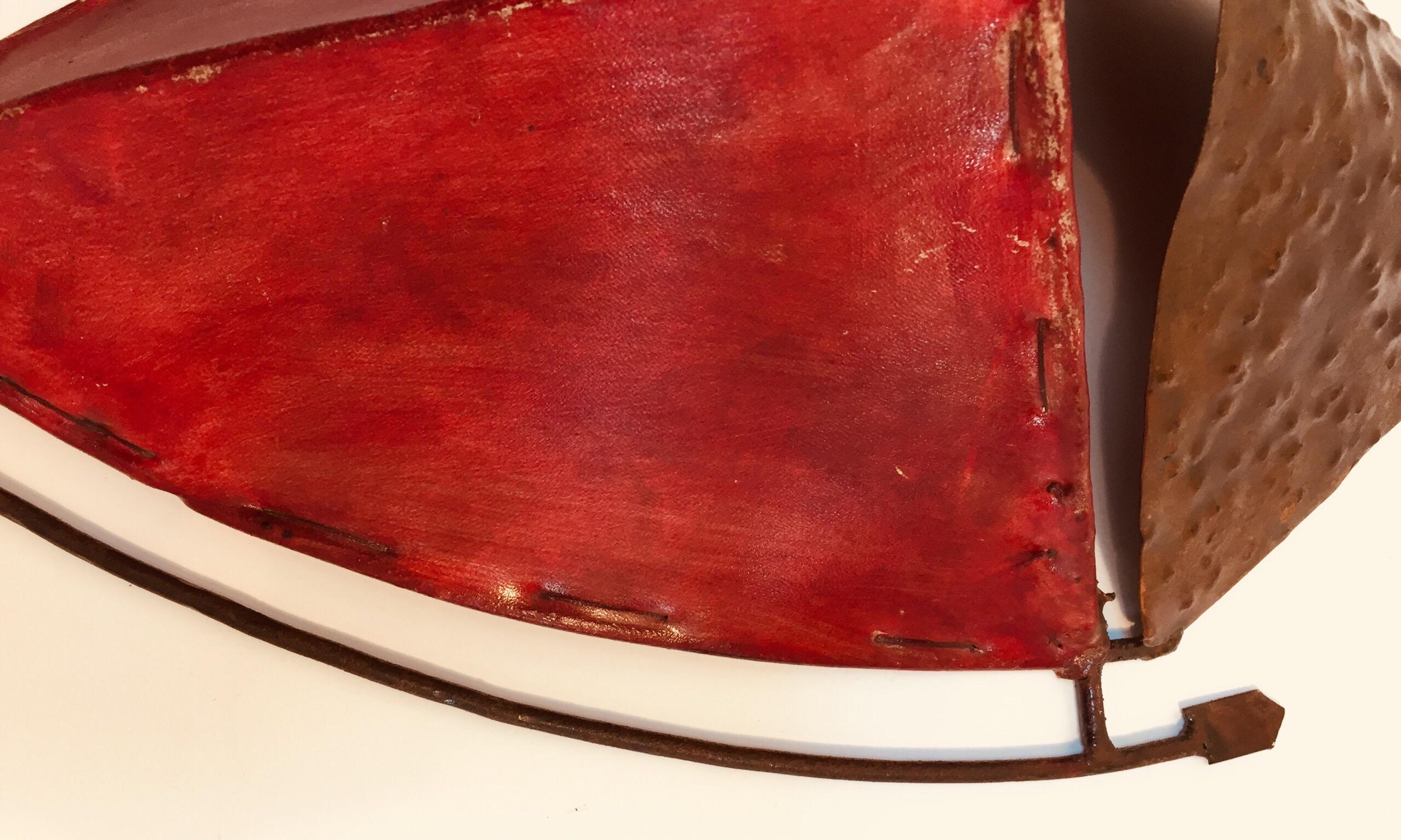 Applique con paralume in pergamena Tribal Art africano in rosso In condizioni buone in vendita a North Hollywood, CA