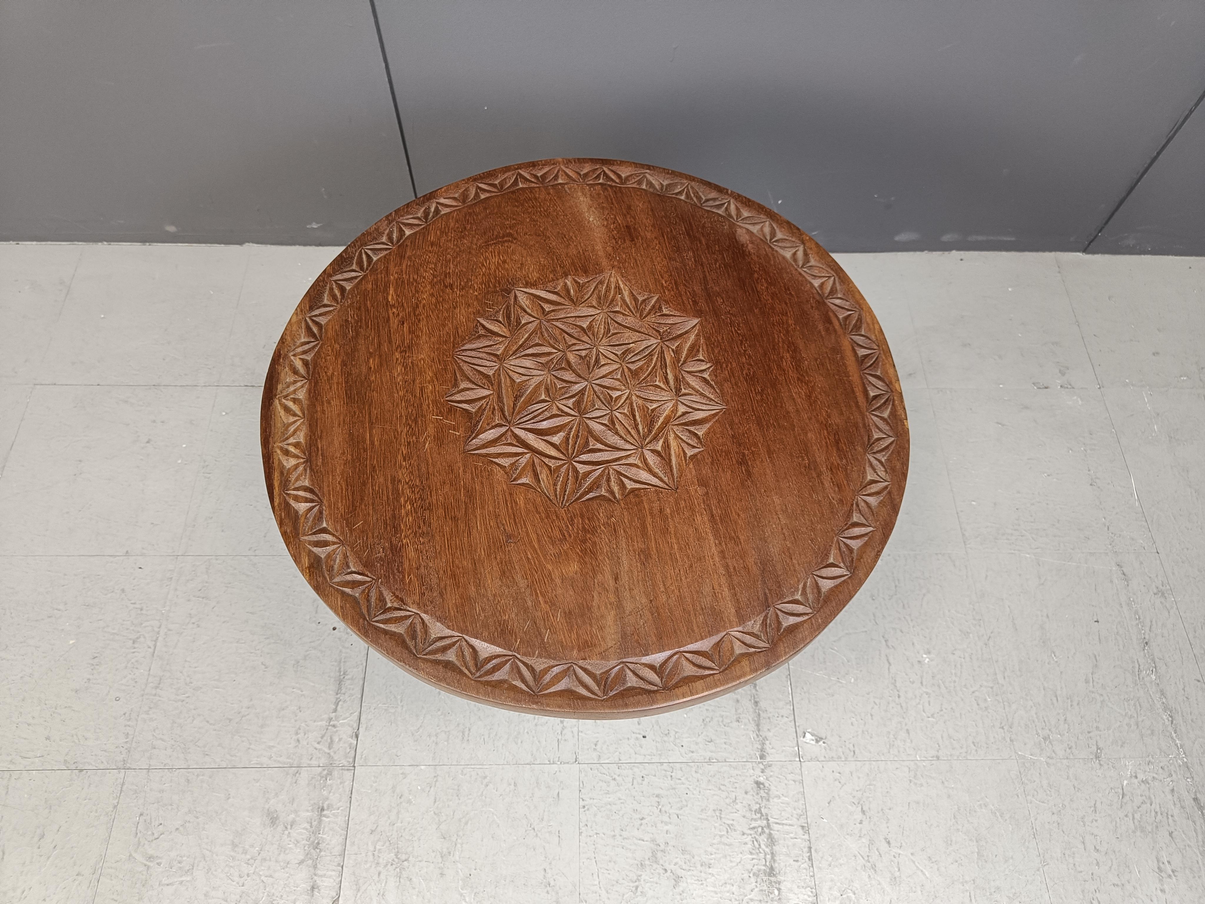 
Tavolino etnico/tribale vintage con piano rotondo in legno intagliato e base a treppiede pieghevole.

Splendidamente lavorato a mano.

In passato venivano venduti soprattutto come regali turistici.

Anni '60 - Congo

Dimensioni:
Altezza: 55