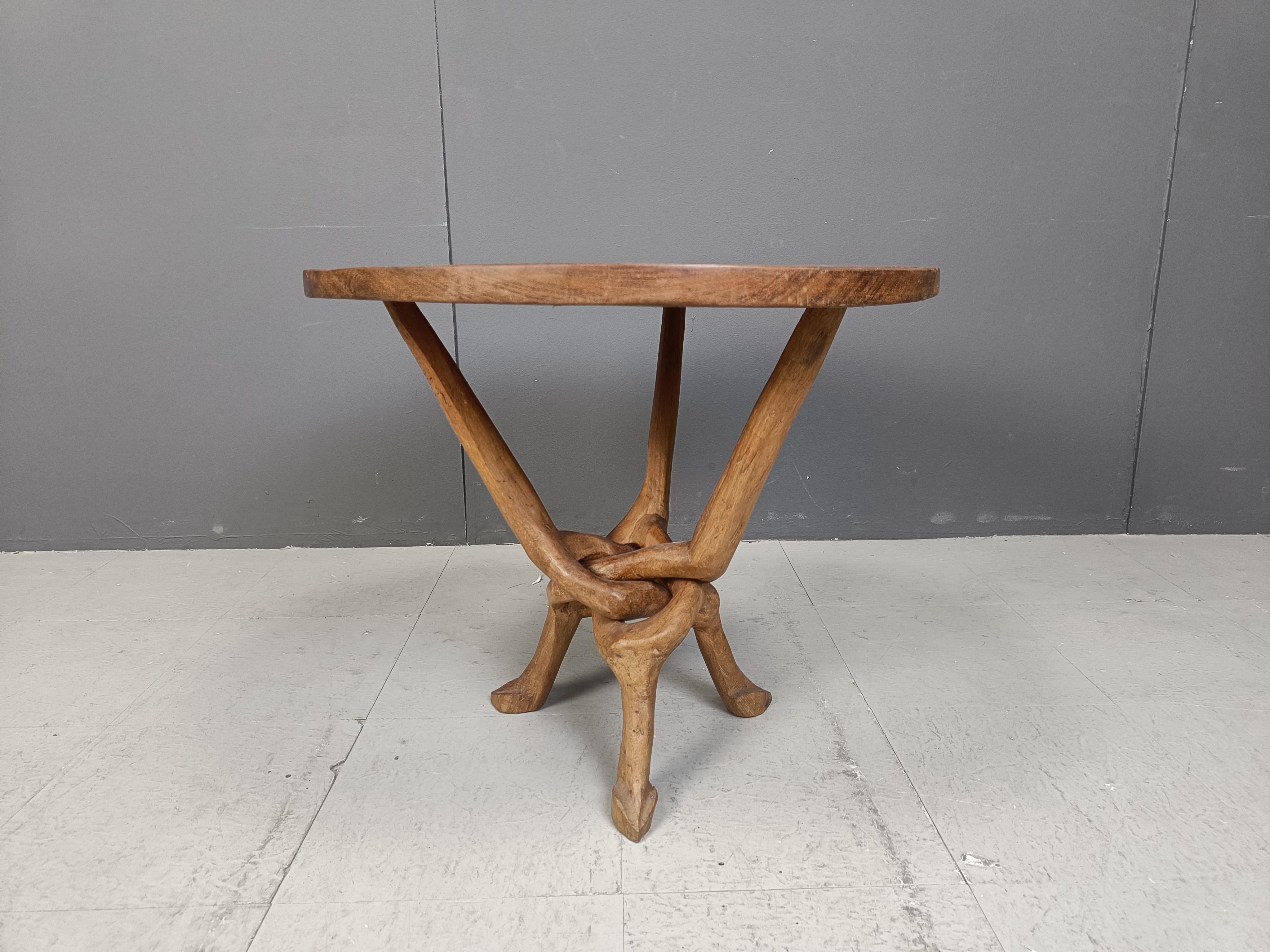 Tavolino con arte tribale africana, anni '60 In condizioni buone in vendita a Leuven, Vlaams Gewest