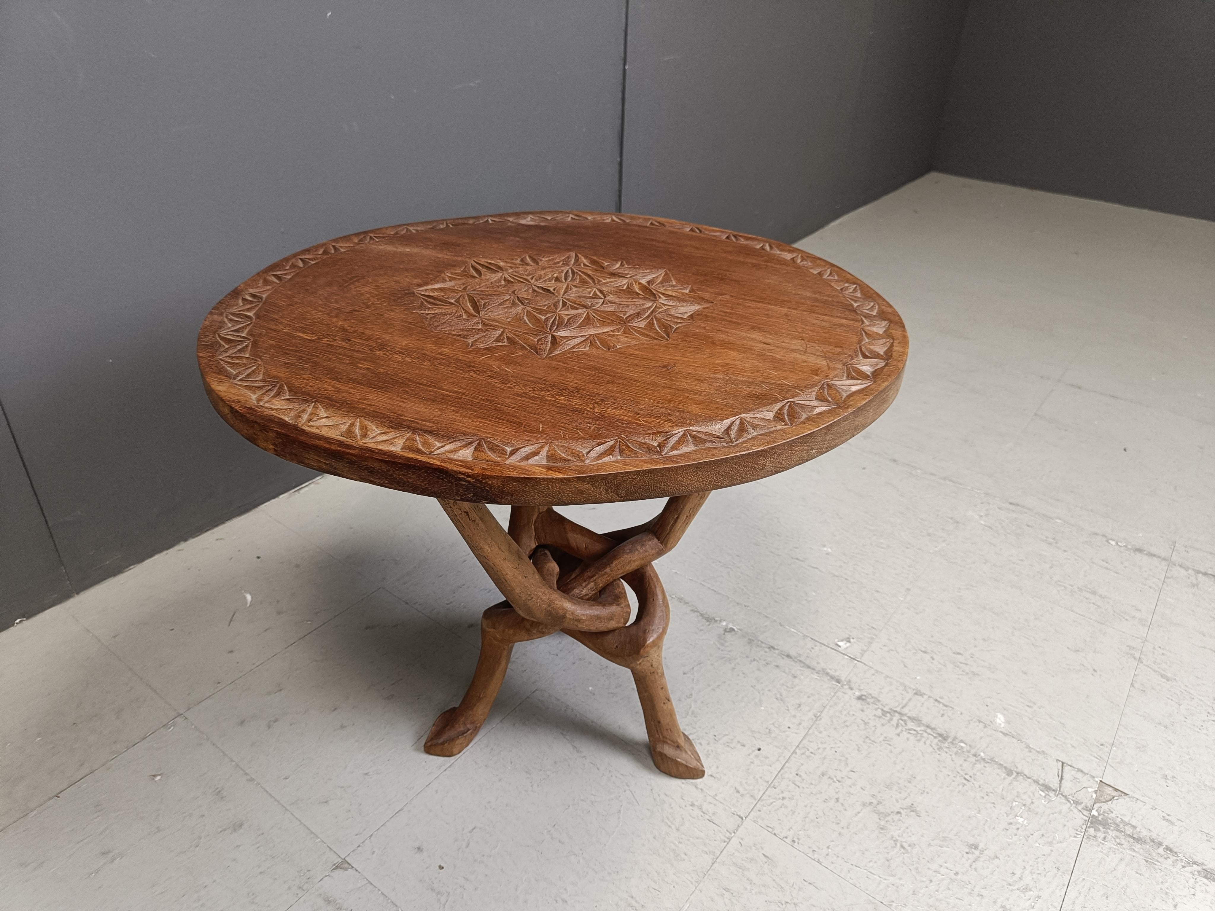 Legno Tavolino con arte tribale africana, anni '60 in vendita