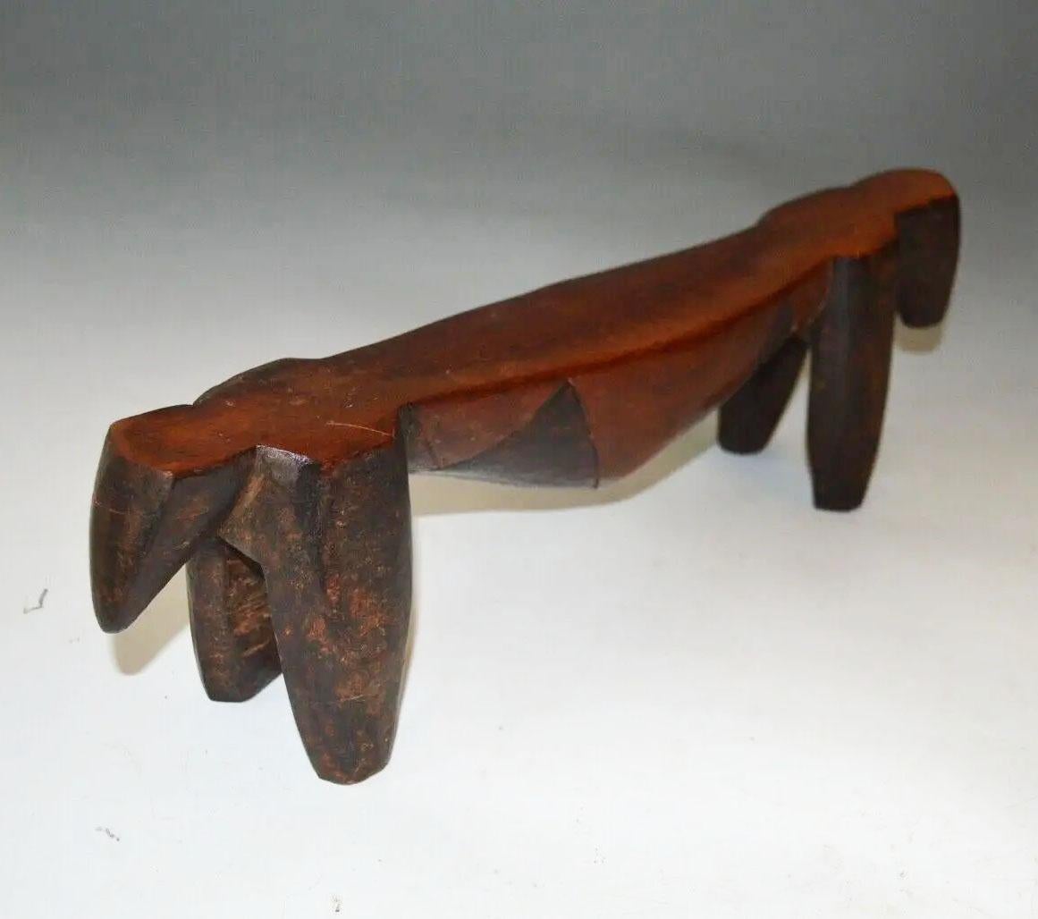Bel poggiacollo vintage in legno duro Zulu's con doppio disegno di antilope/animale e motivo geometrico brunito.
lunghezza 43 cm altezza 13 cm
Periodo Seconda metà del XX secolo

Gli Zulu's sono noti per i loro poggiatesta finemente intagliati, da