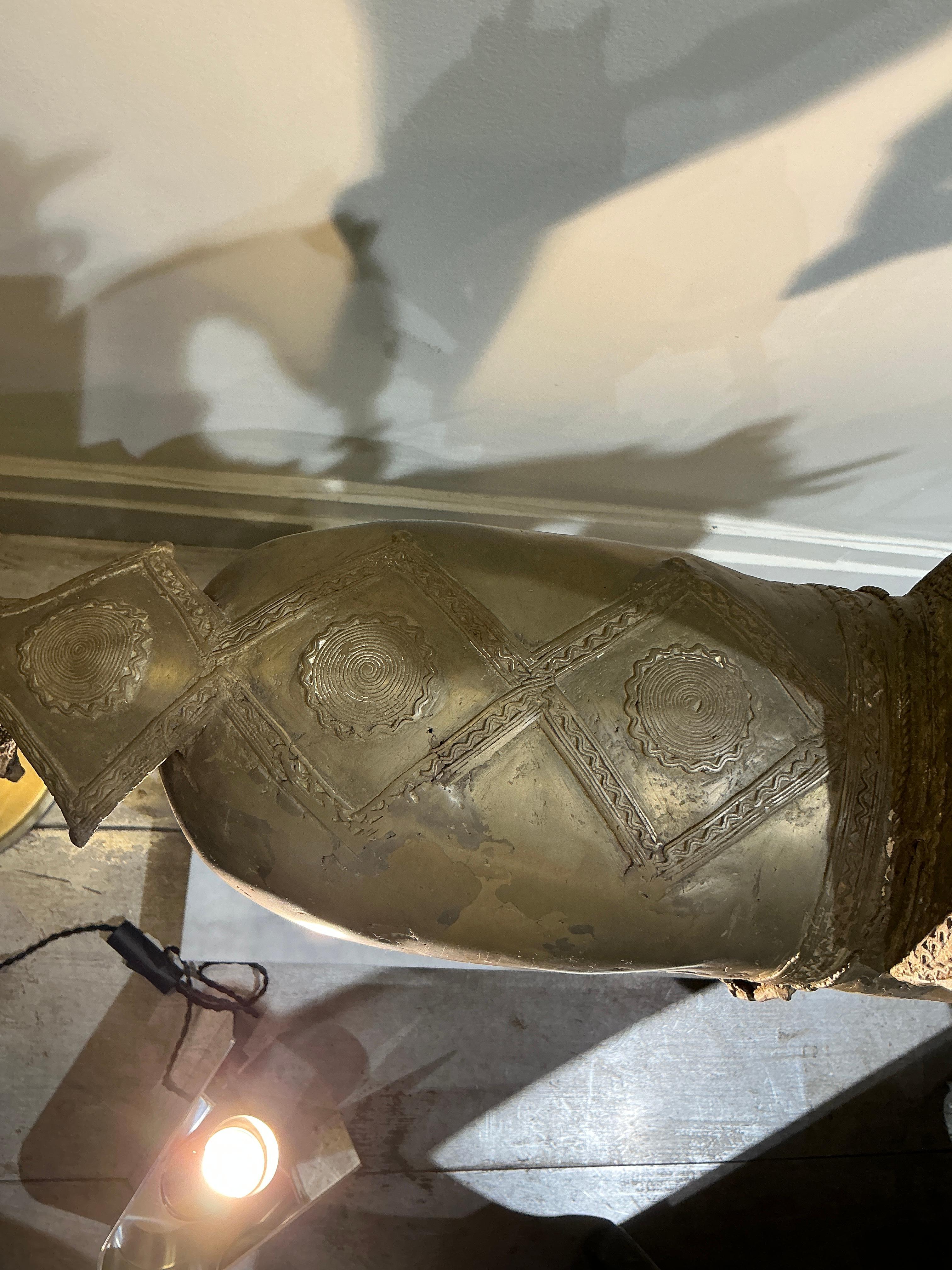 Mid-Century moderno Scultura tribale africana in bronzo - 1960 circa in vendita