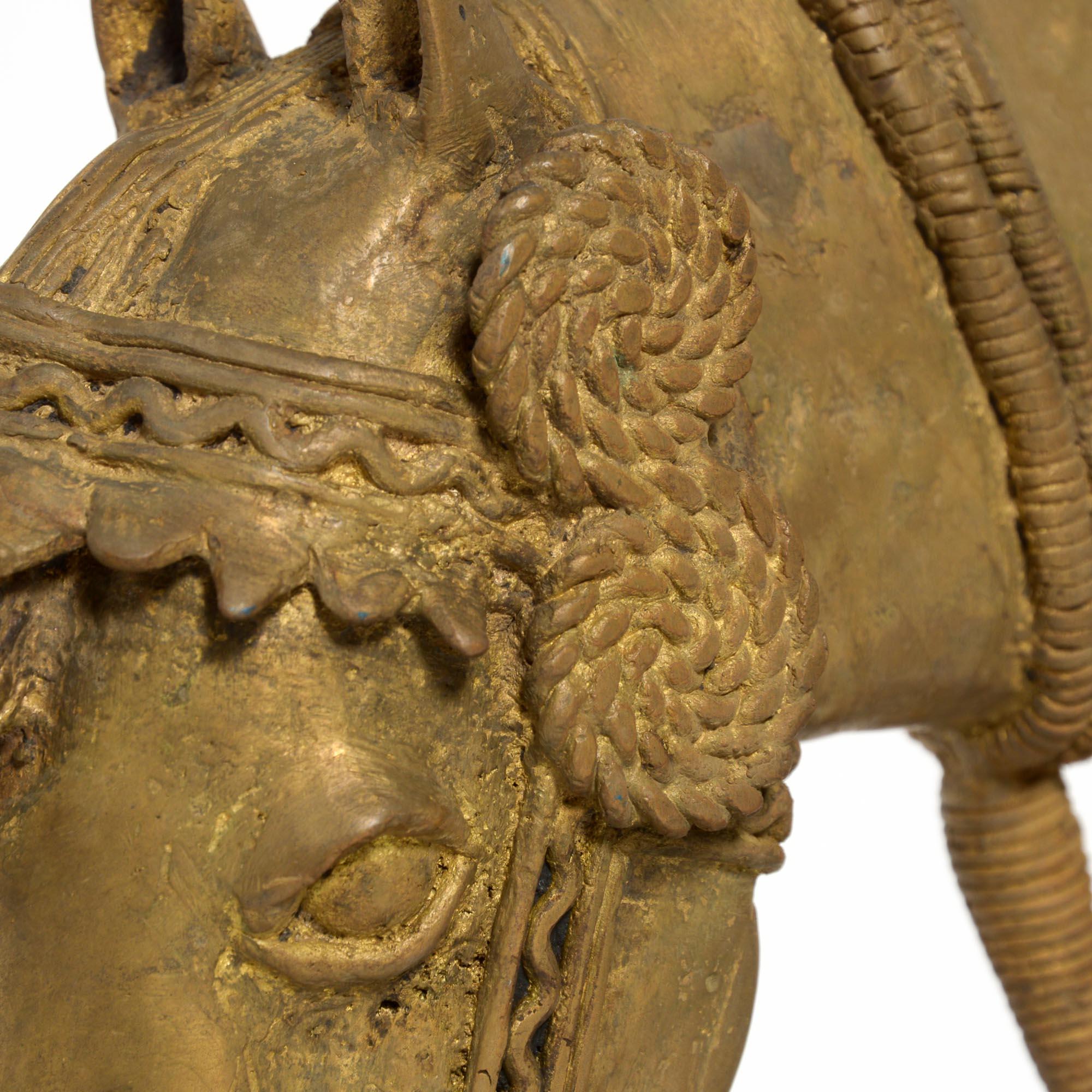 Afrikanische Bronzeskulptur eines afrikanischen Stammes, weibliche Kriegerin auf einem Pferd im Angebot 7