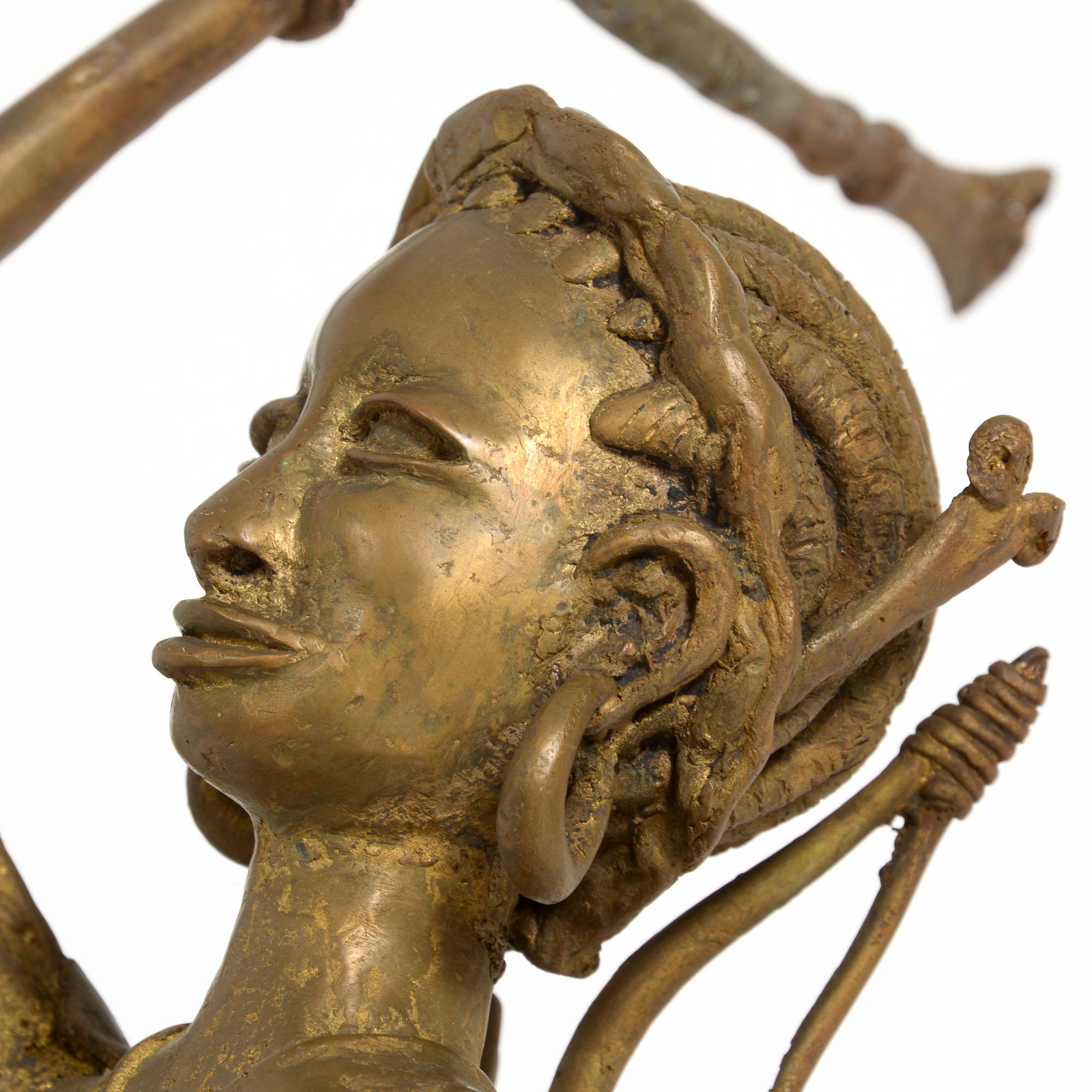 Afrikanische Bronzeskulptur eines afrikanischen Stammes, weibliche Kriegerin auf einem Pferd im Angebot 8