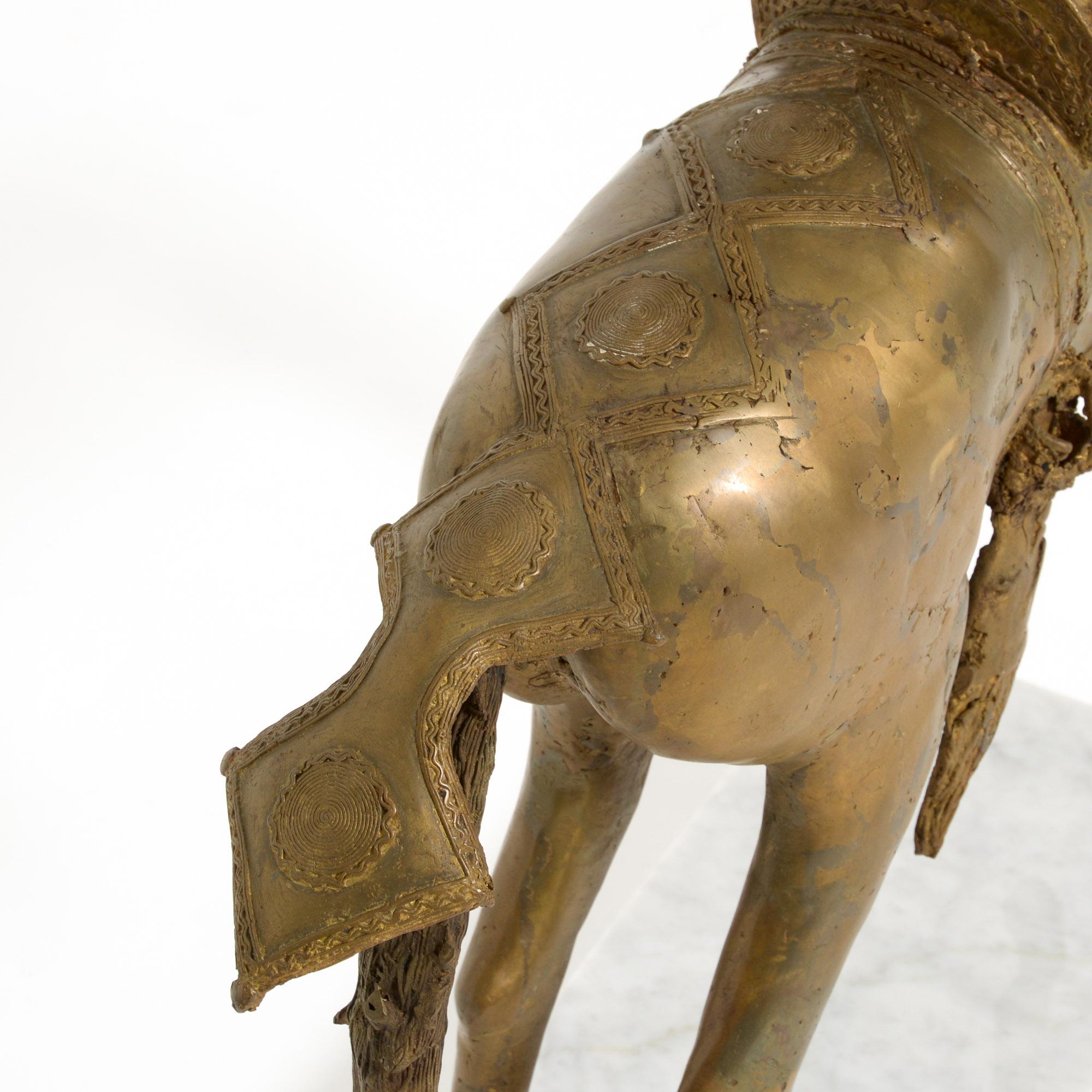 Afrikanische Bronzeskulptur eines afrikanischen Stammes, weibliche Kriegerin auf einem Pferd im Angebot 9
