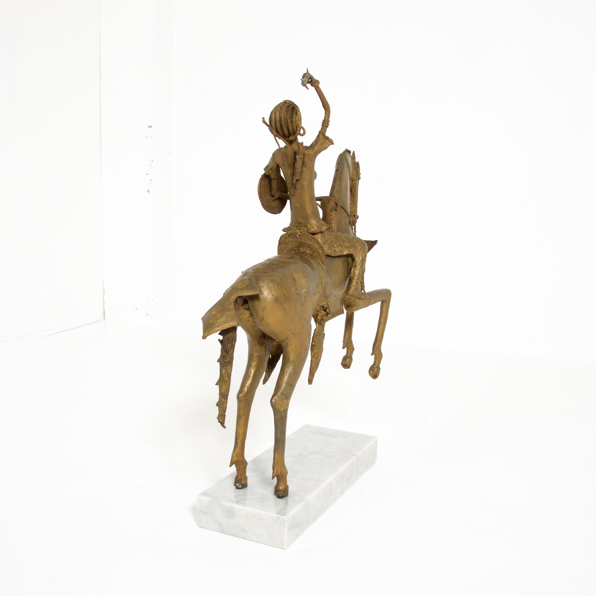 Afrikanische Bronzeskulptur eines afrikanischen Stammes, weibliche Kriegerin auf einem Pferd im Zustand „Gut“ im Angebot in Vlimmeren, BE