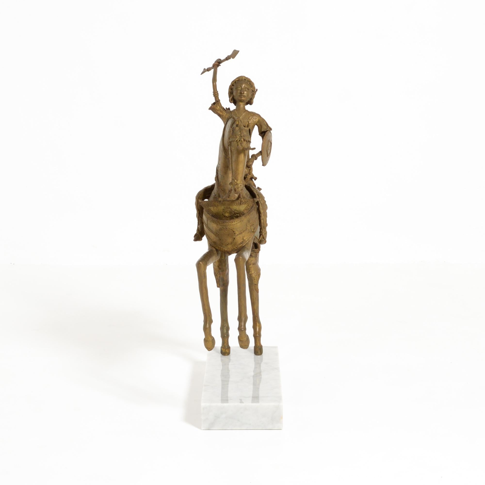 Afrikanische Bronzeskulptur eines afrikanischen Stammes, weibliche Kriegerin auf einem Pferd (Mitte des 20. Jahrhunderts) im Angebot