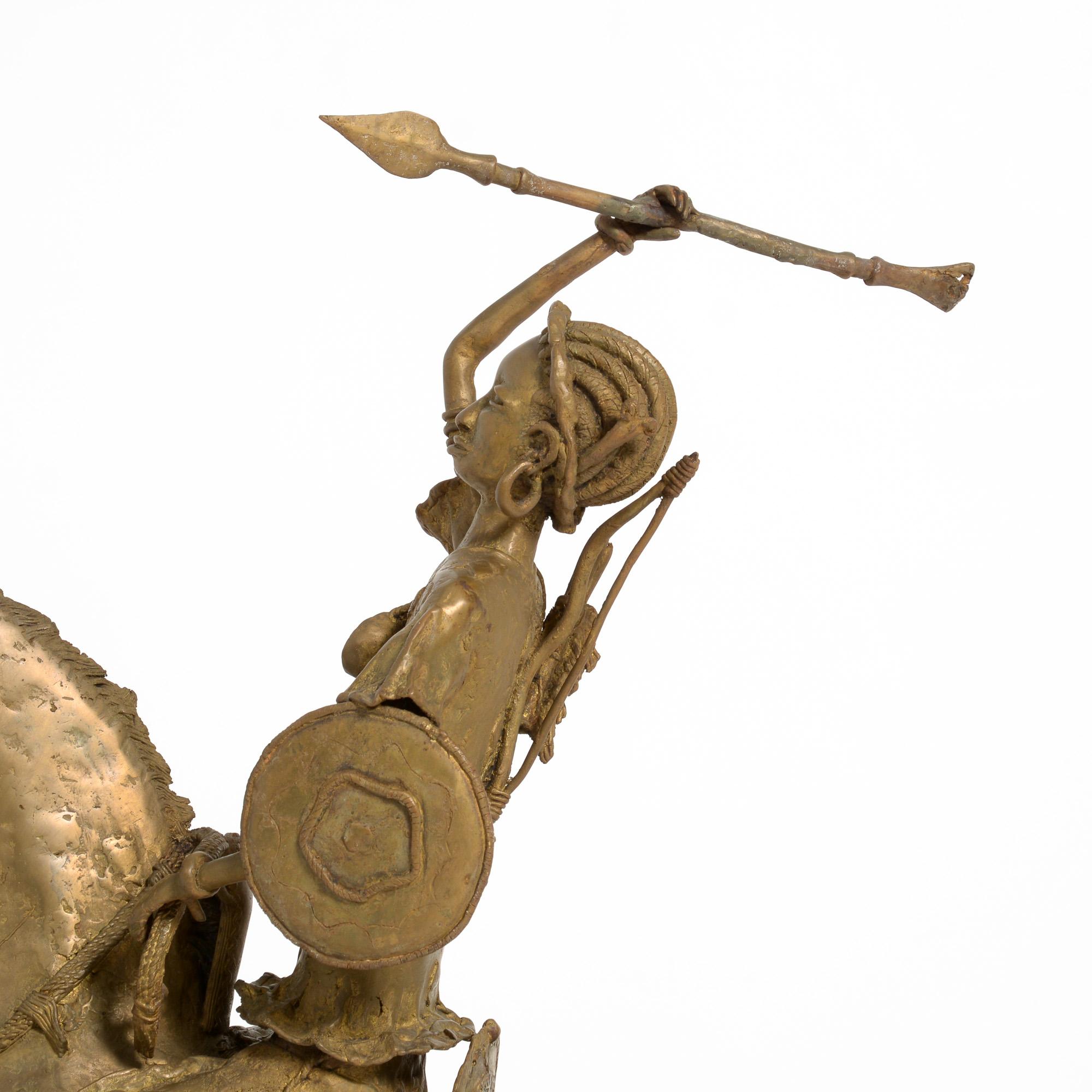 Afrikanische Bronzeskulptur eines afrikanischen Stammes, weibliche Kriegerin auf einem Pferd im Angebot 3