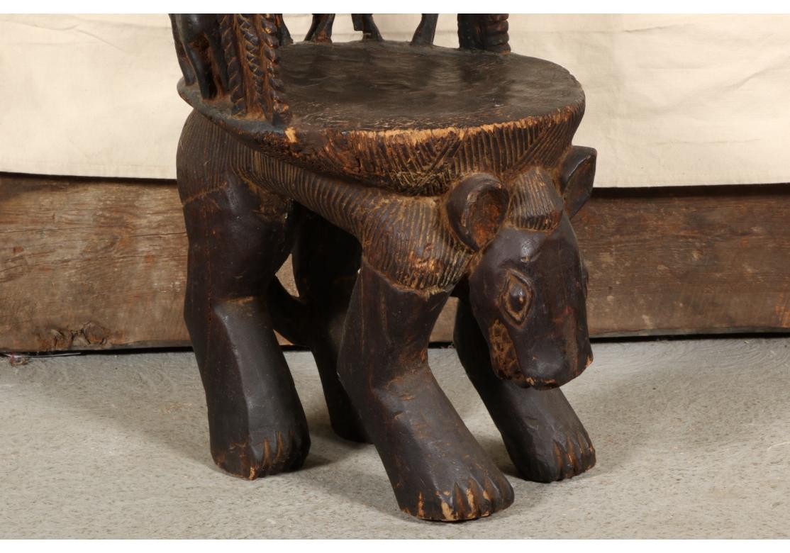 Sculpté à la main Chaise à haut dossier en bois sculpté tribal africain  en vente