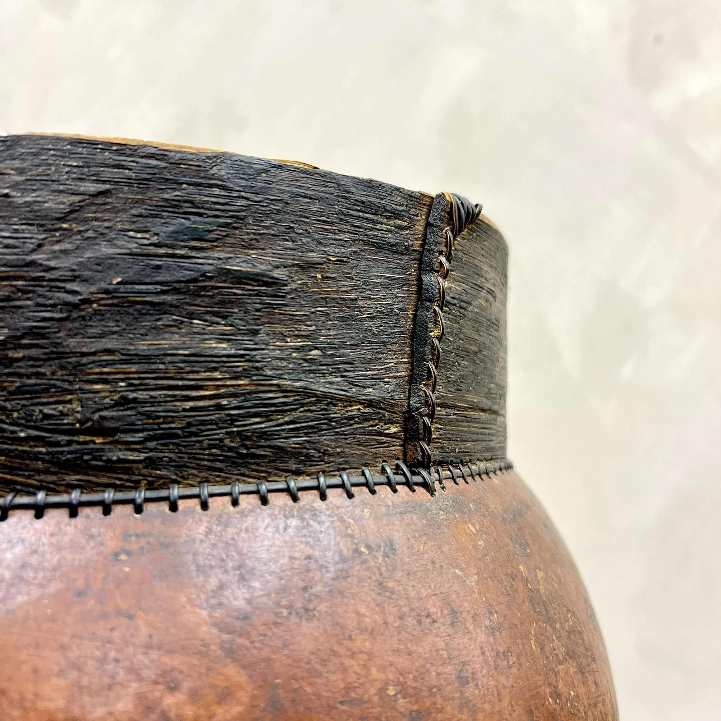 Un recipiente africano in zucca, realizzato con frutti organici essiccati, utilizzato in tutta l'Africa non solo come decorazione, ma anche per trasportare l'acqua e talvolta come tamburo. Un'opera d'arte,  utile come cesto accanto al fuoco o come