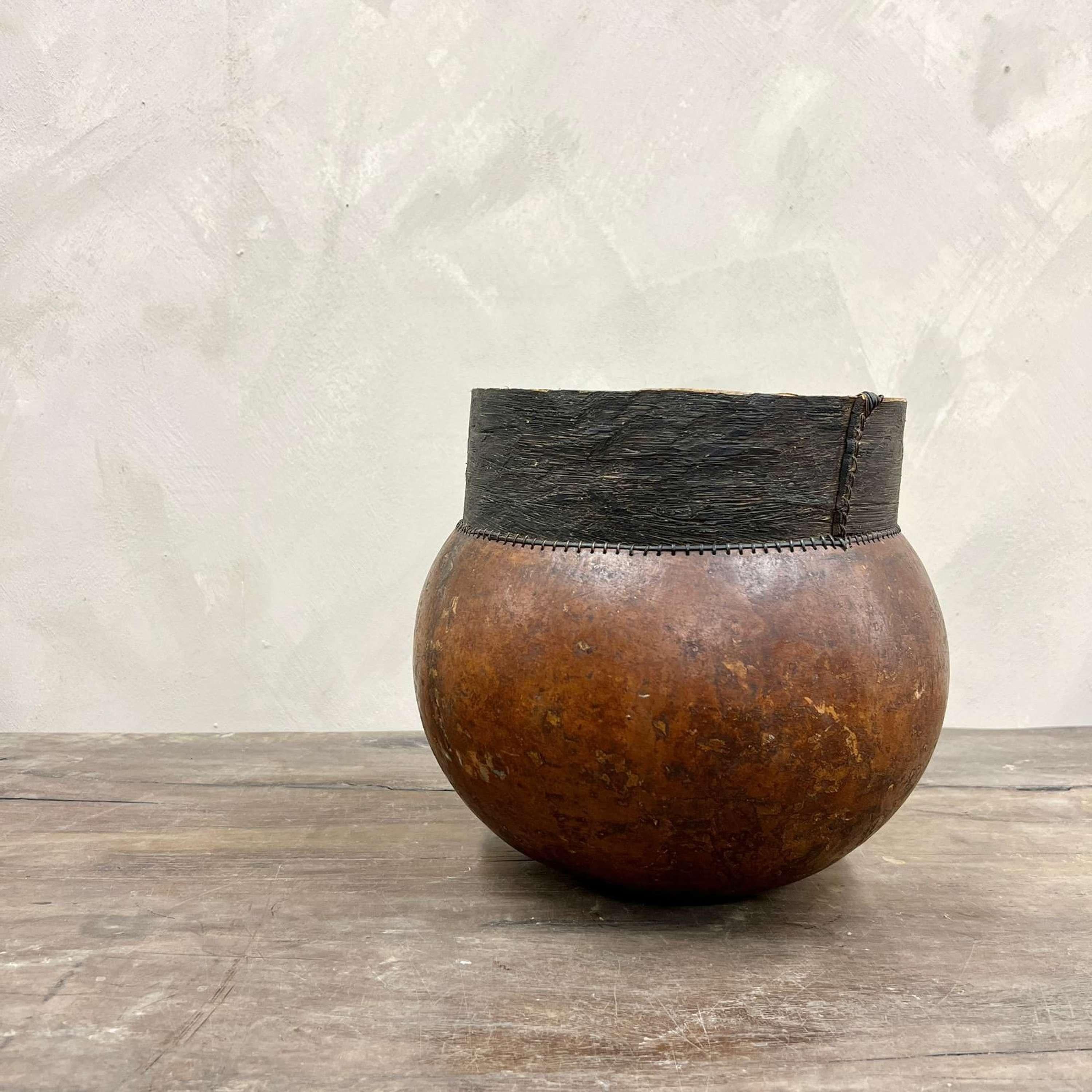 Vaso tribale africano in zucca in vendita 1