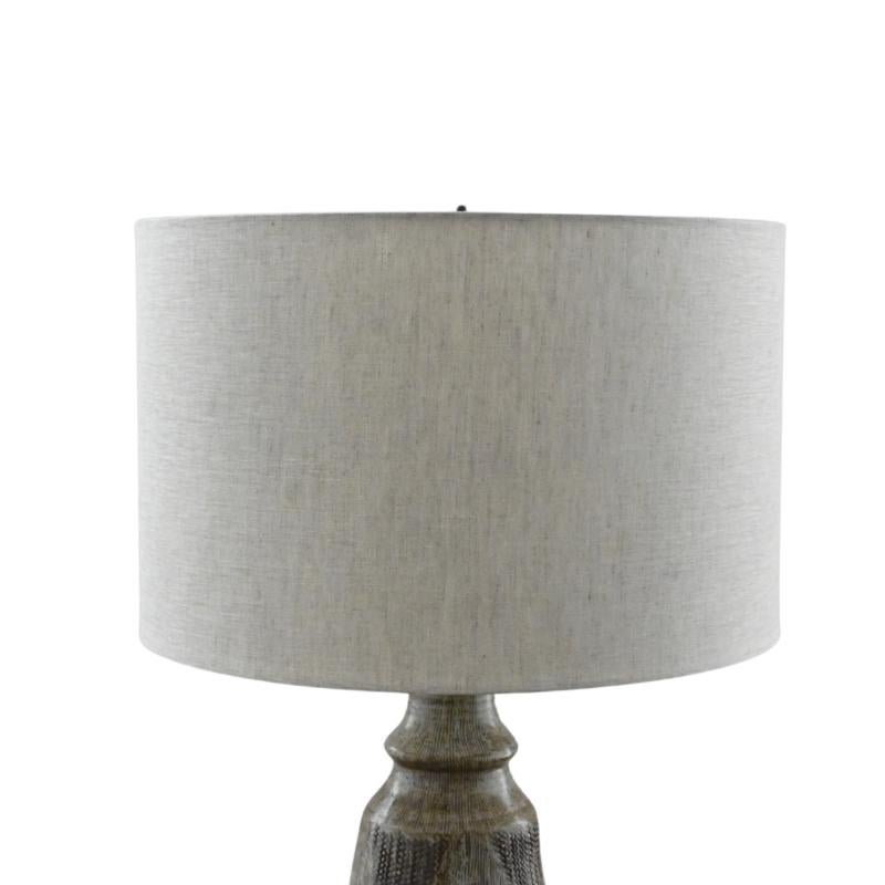 Lampada in ceramica di ispirazione tribale africana con paralume personalizzato in vendita 5