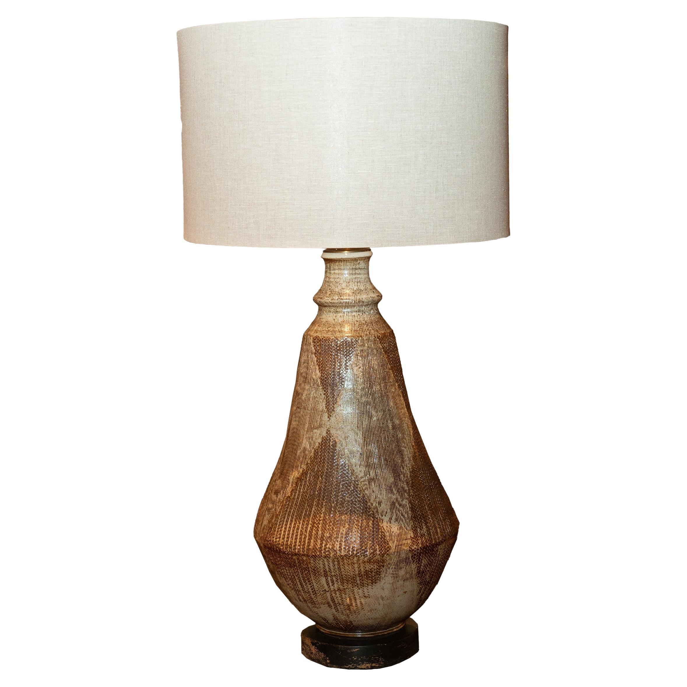 Lampada in ceramica di ispirazione tribale africana con paralume personalizzato in vendita