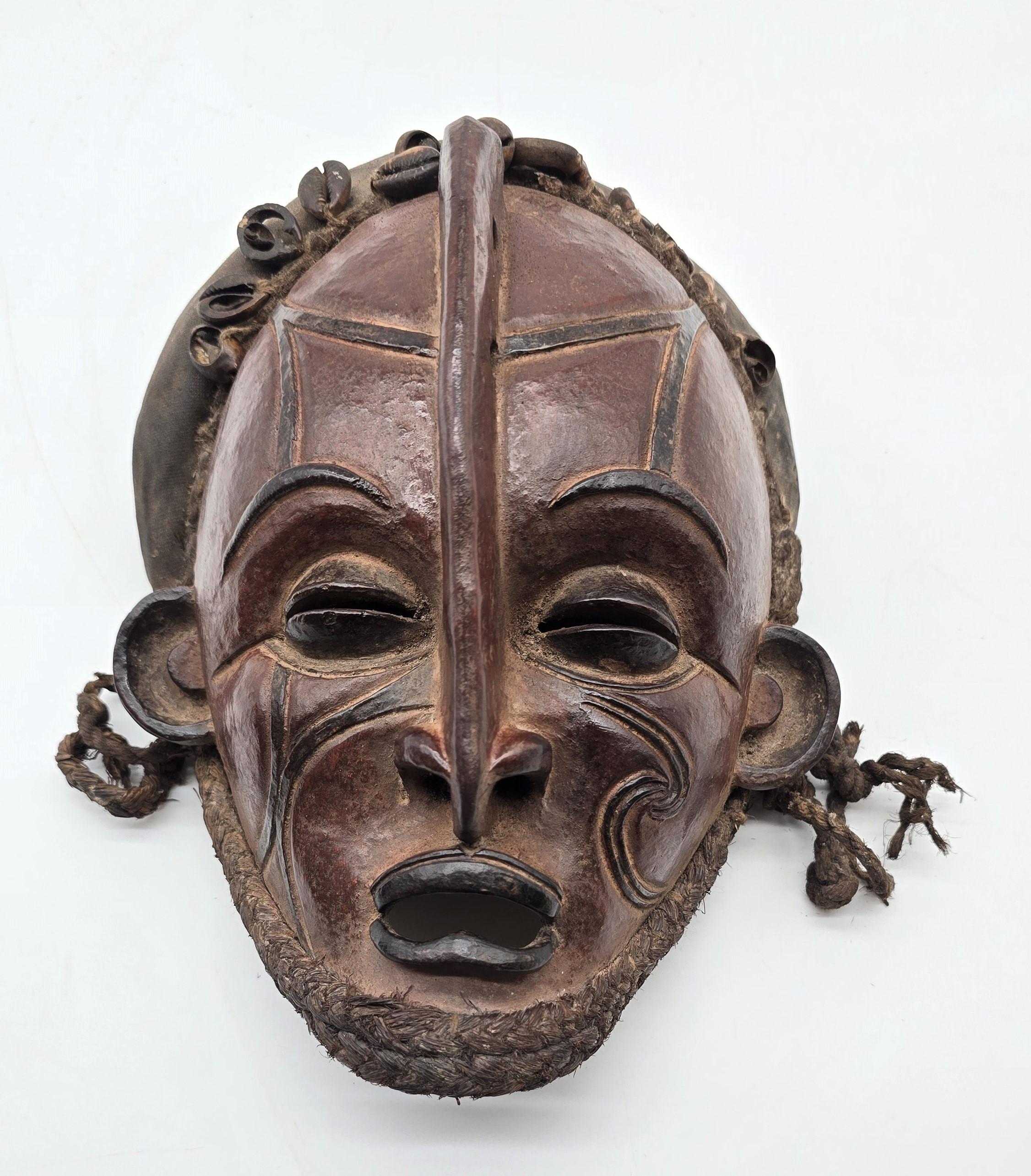 Afrikanische Stammesmasken, ein zusammengehöriges dekoratives Paar von ca. 1930 - 1940 im Angebot 5