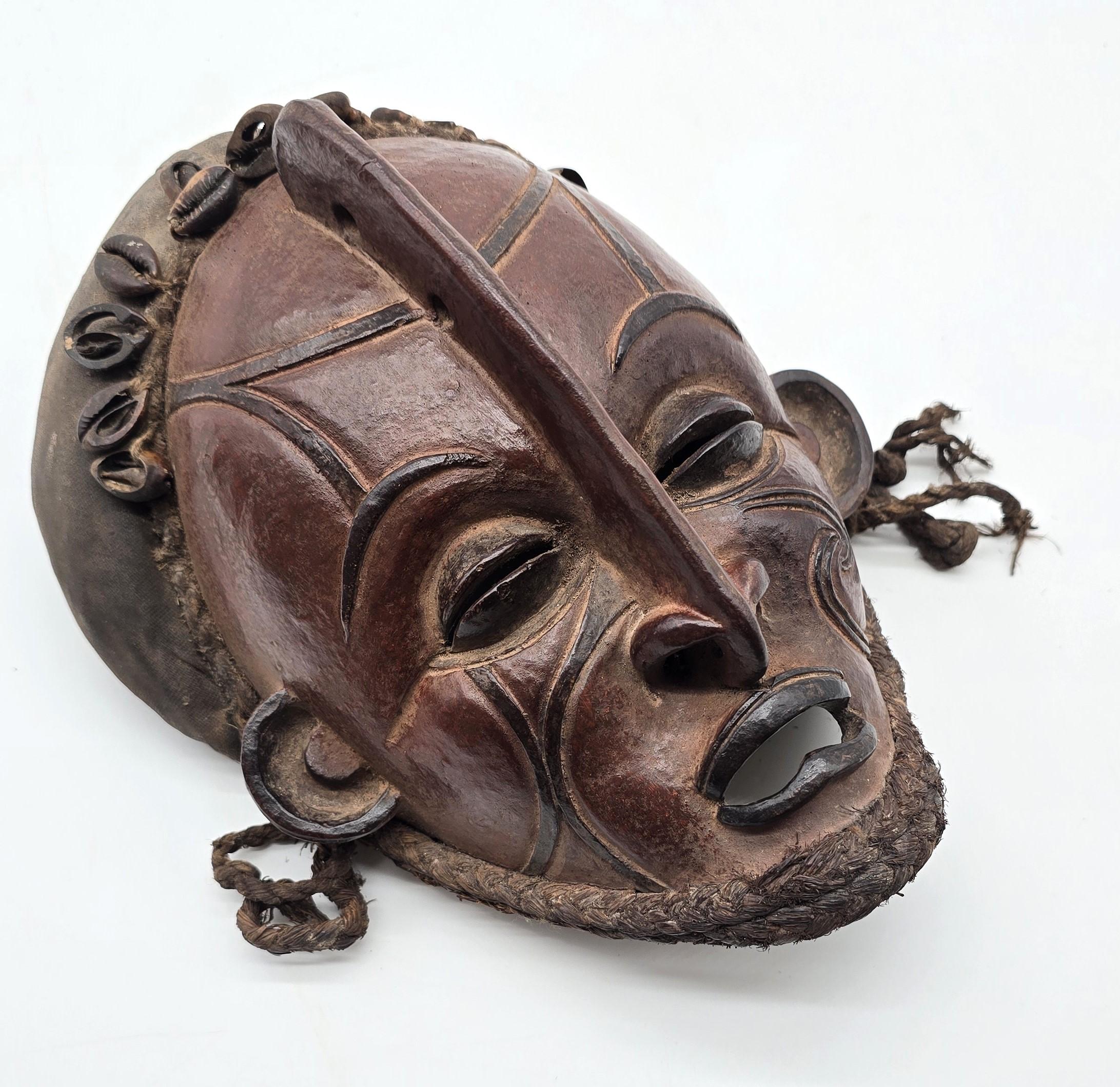 Afrikanische Stammesmasken, ein zusammengehöriges dekoratives Paar von ca. 1930 - 1940 im Angebot 6