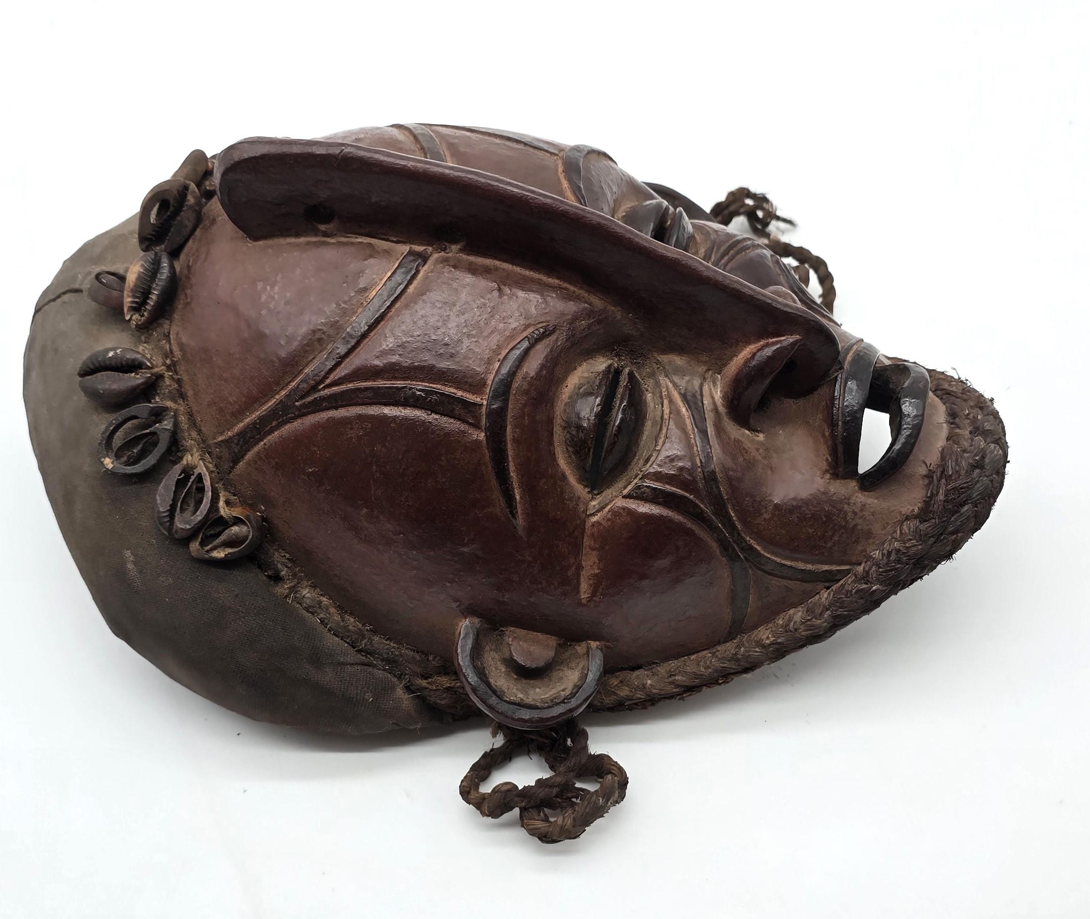 Afrikanische Stammesmasken, ein zusammengehöriges dekoratives Paar von ca. 1930 - 1940 im Angebot 7